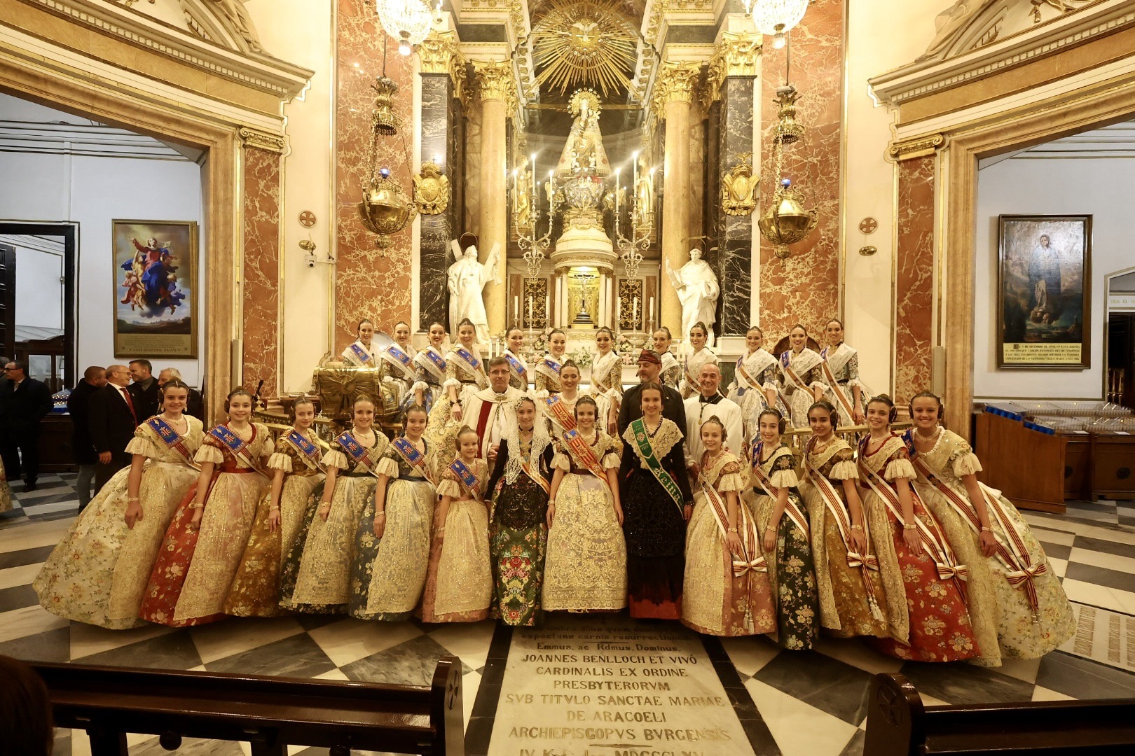 Visita a la Mare de Déu per a posar el fermall final