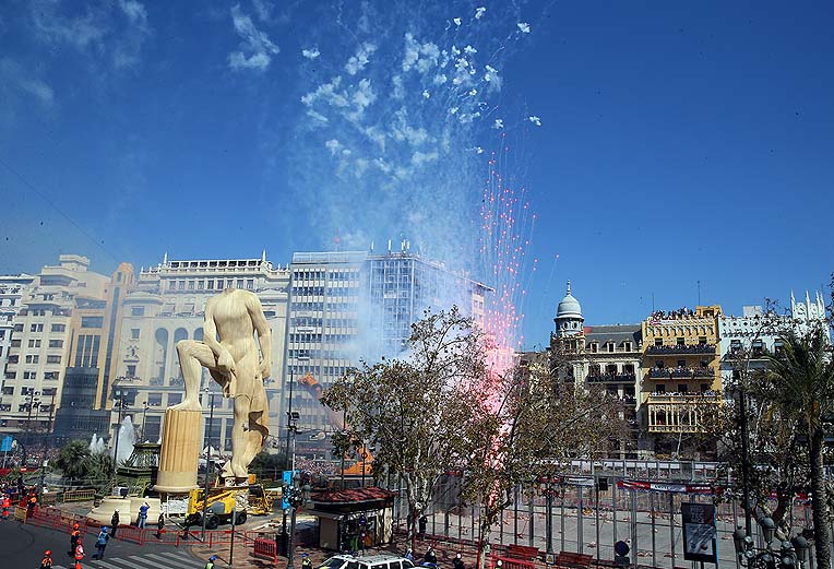 Pirotecnia Crespo se consolida en la Plaza del Ayuntamiento