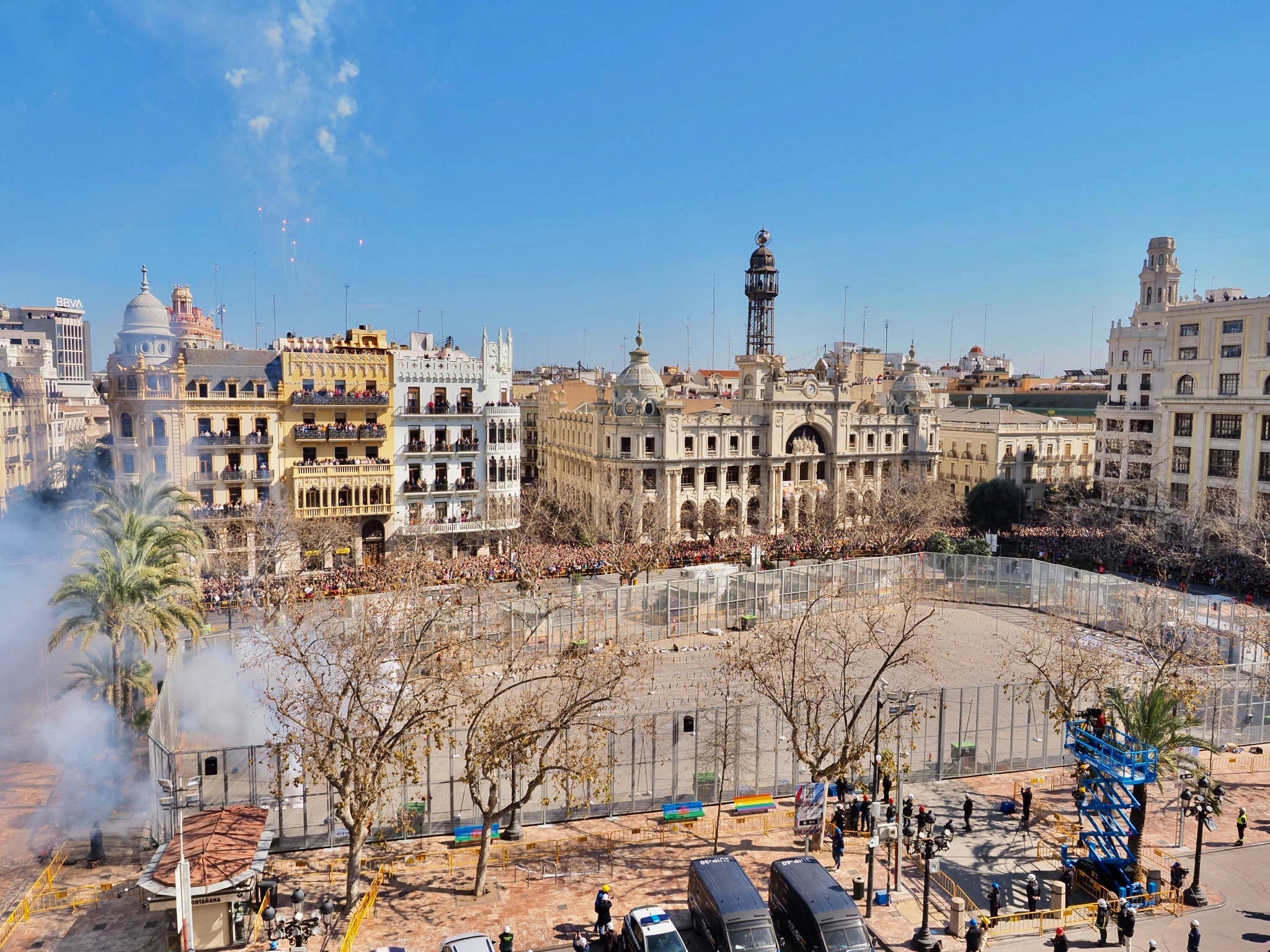 La pirotecnia Peñarroja arranca, un año más, las mascletaes de la Plaça del Ajuntament con 120 kilos de pólvora