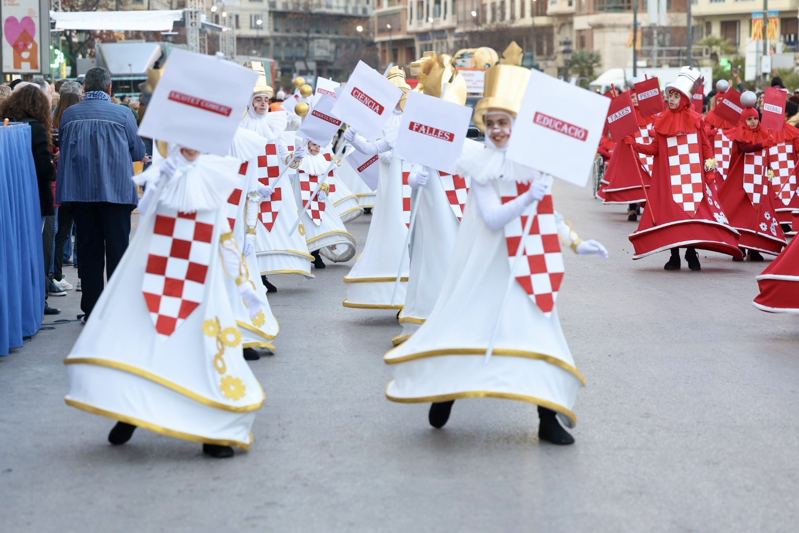 La Cabalgata del Ninot llena de sátira, música y color el centro de la ciudad de València