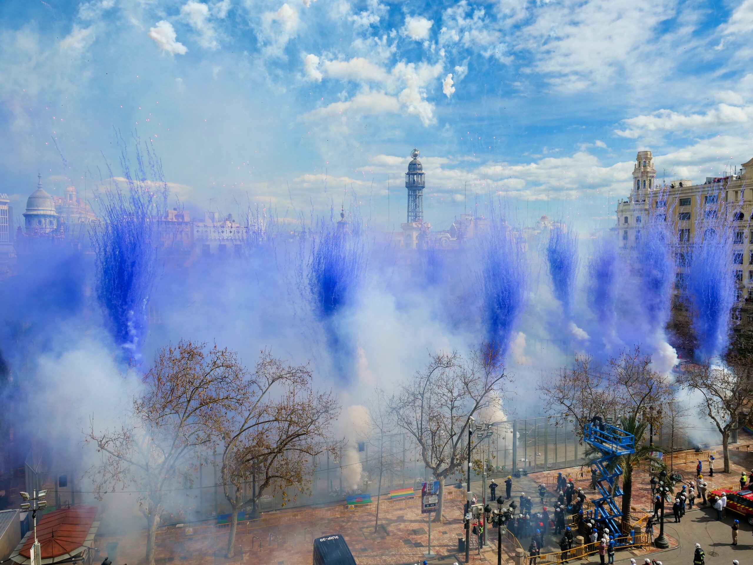 Soroll i color violeta en la mascletà de hui per a homenatjar les dones i a la lluita contra la violència de gènere