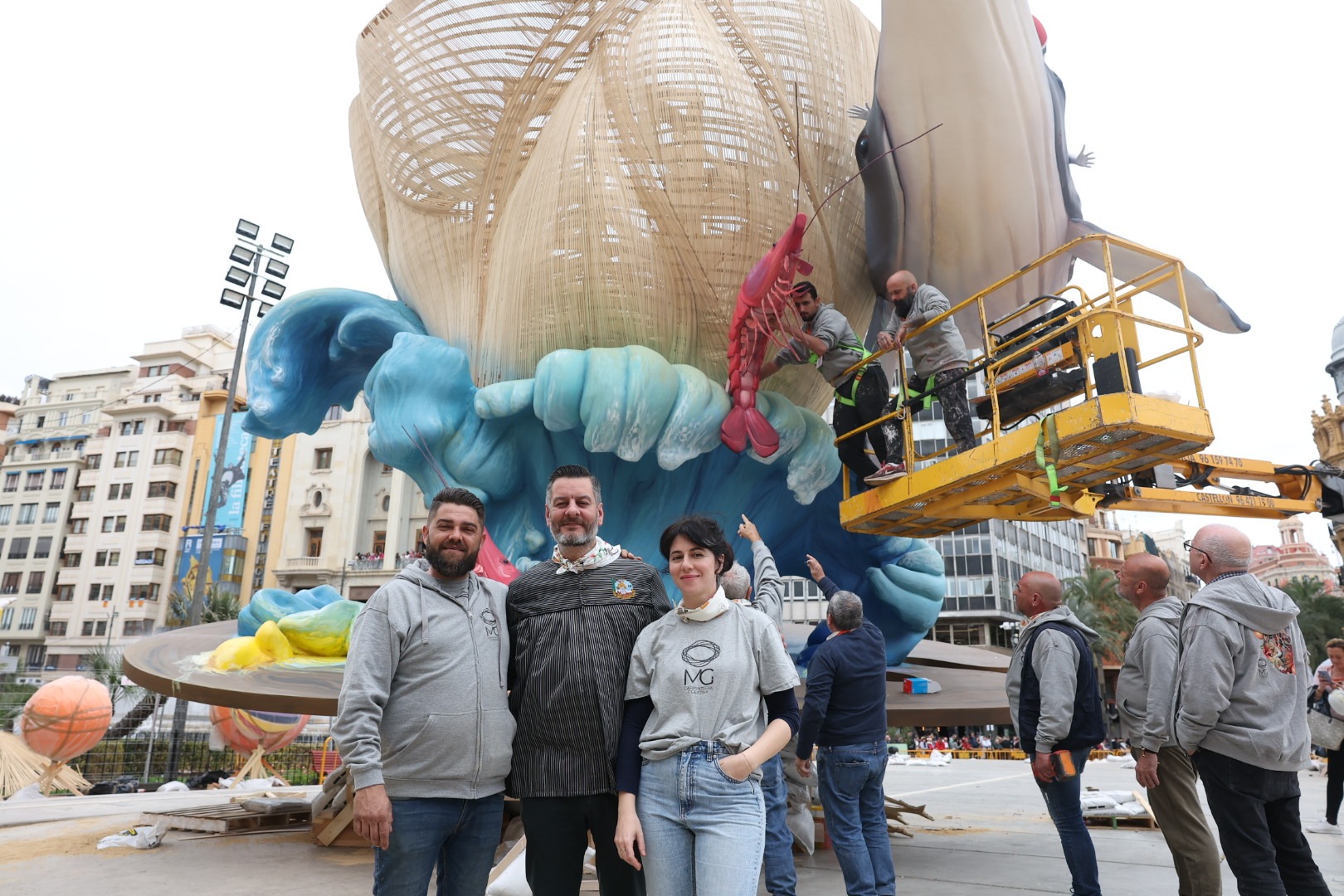 Avança la plantà de la falla gran municipal sobre la base prevista