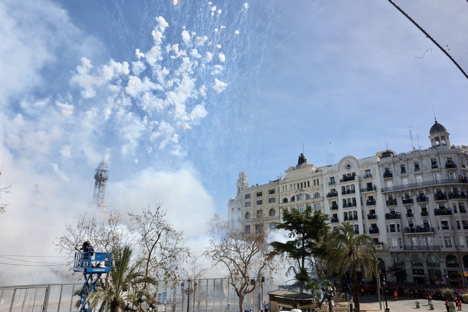 Pirotècnia Saragossana dispara una mascletà clàssica amb 90 quilos de pólvora en cinc minuts