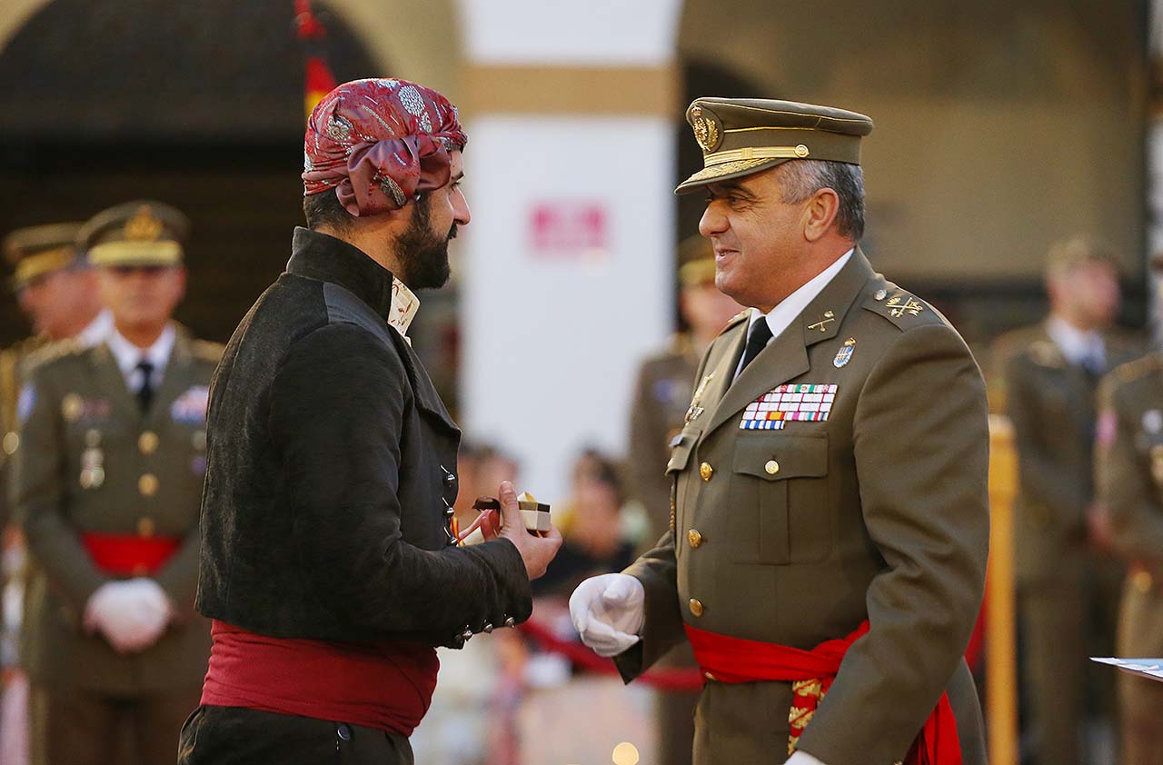 Les Forces Armades homenatgen al món de les Falles.