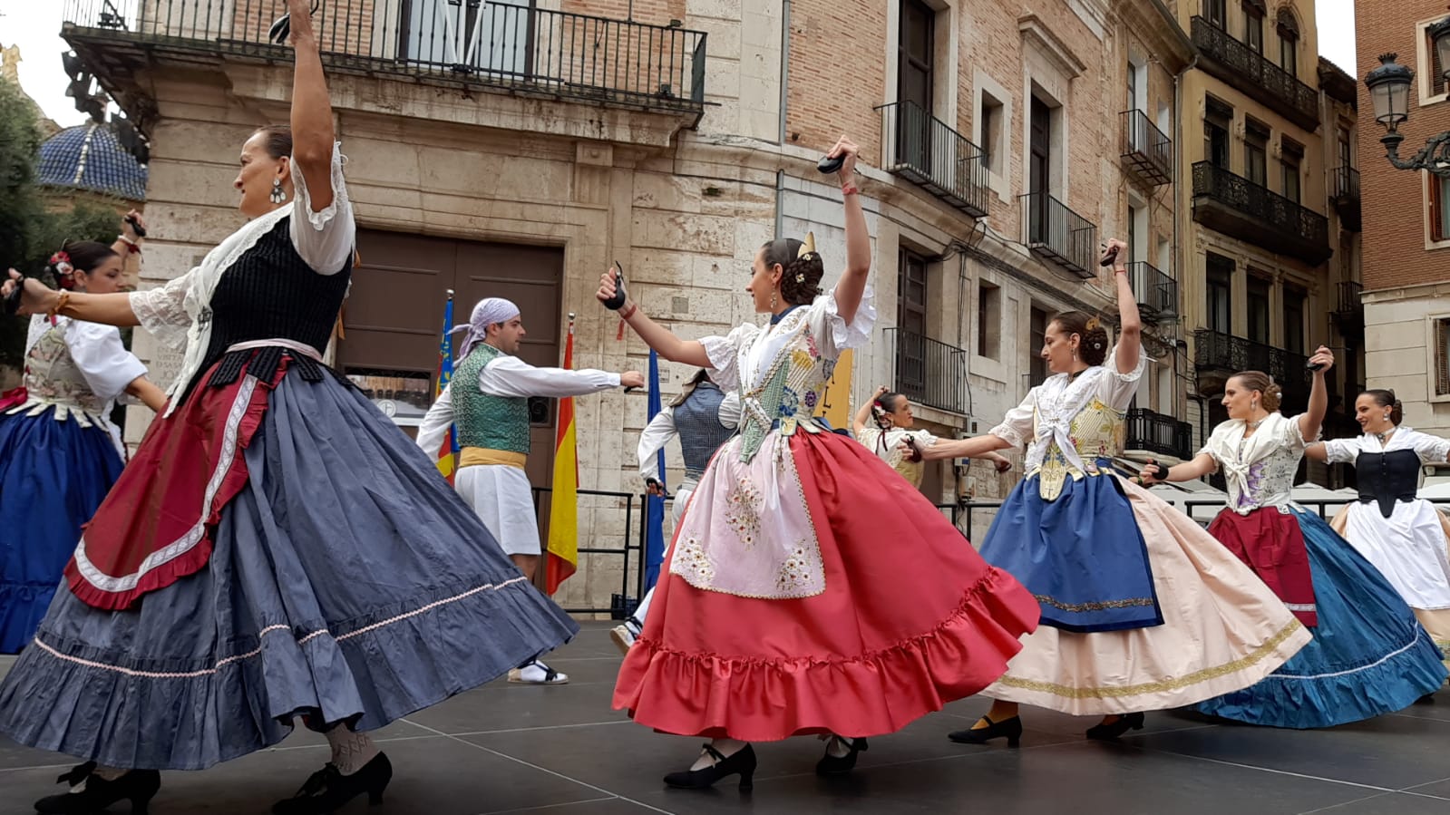 Junta Central Fallera celebra el XXV aniversari dels Balls al Carrer amb una gran festa de folklore valencià a la plaça de l’Ajuntament