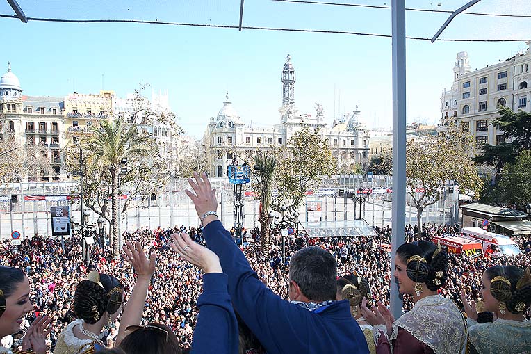 La Plaza del Ayuntamiento a los pies de Pirotecnia Valenciana