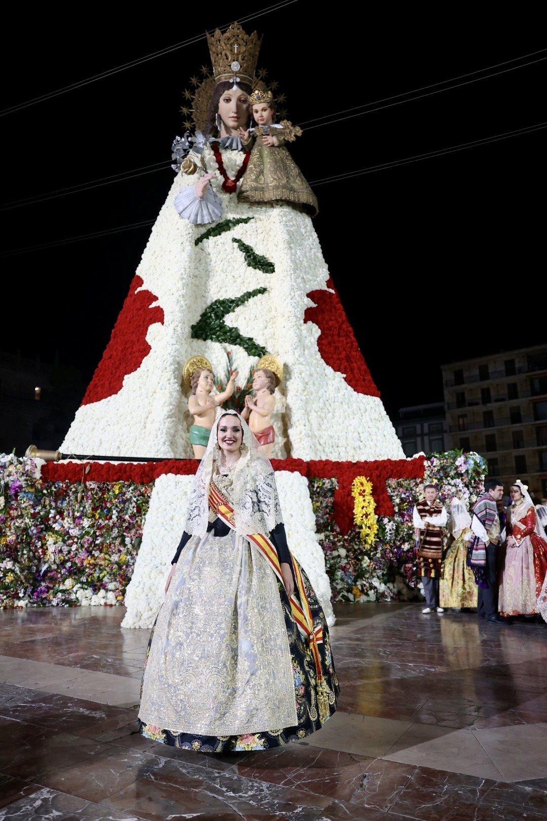 Les llàgrimes d’emoció de Laura Mengó posen el fermall d’or a l’Ofrena de les Falles de 2023