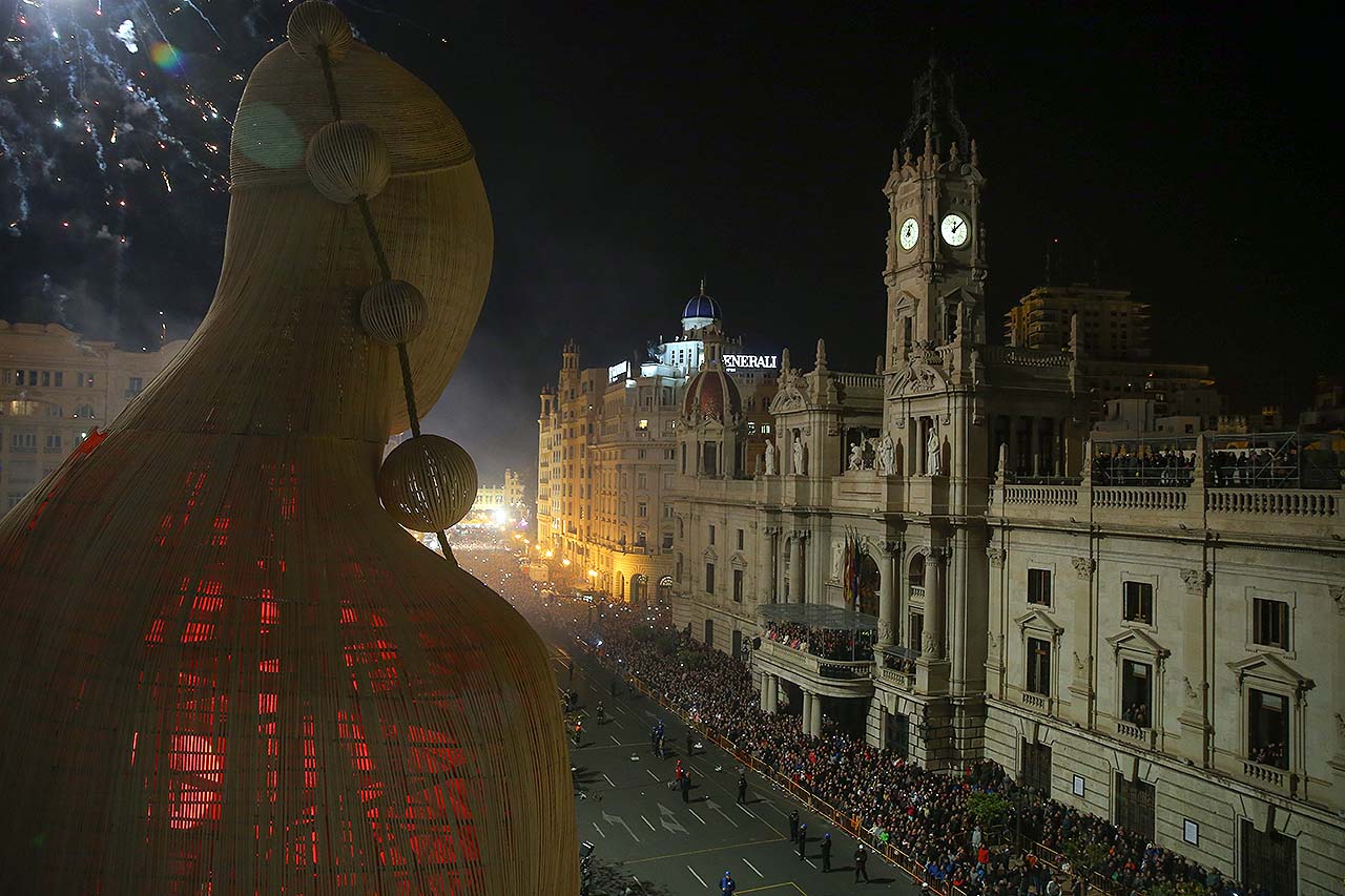 La Falla Municipal, preparada per a les Falles 2016