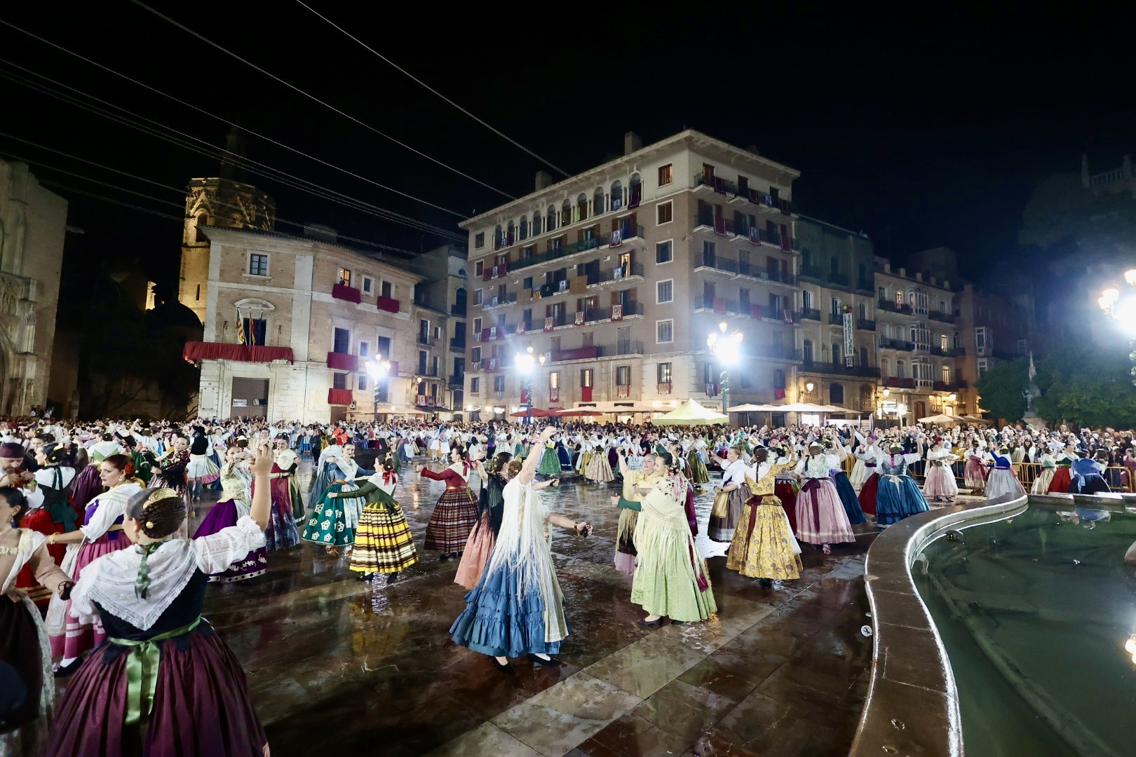 La Dansà de les comissions falleres ompli de folklore la plaça de la Mare de Déu tot i la pluja inicial