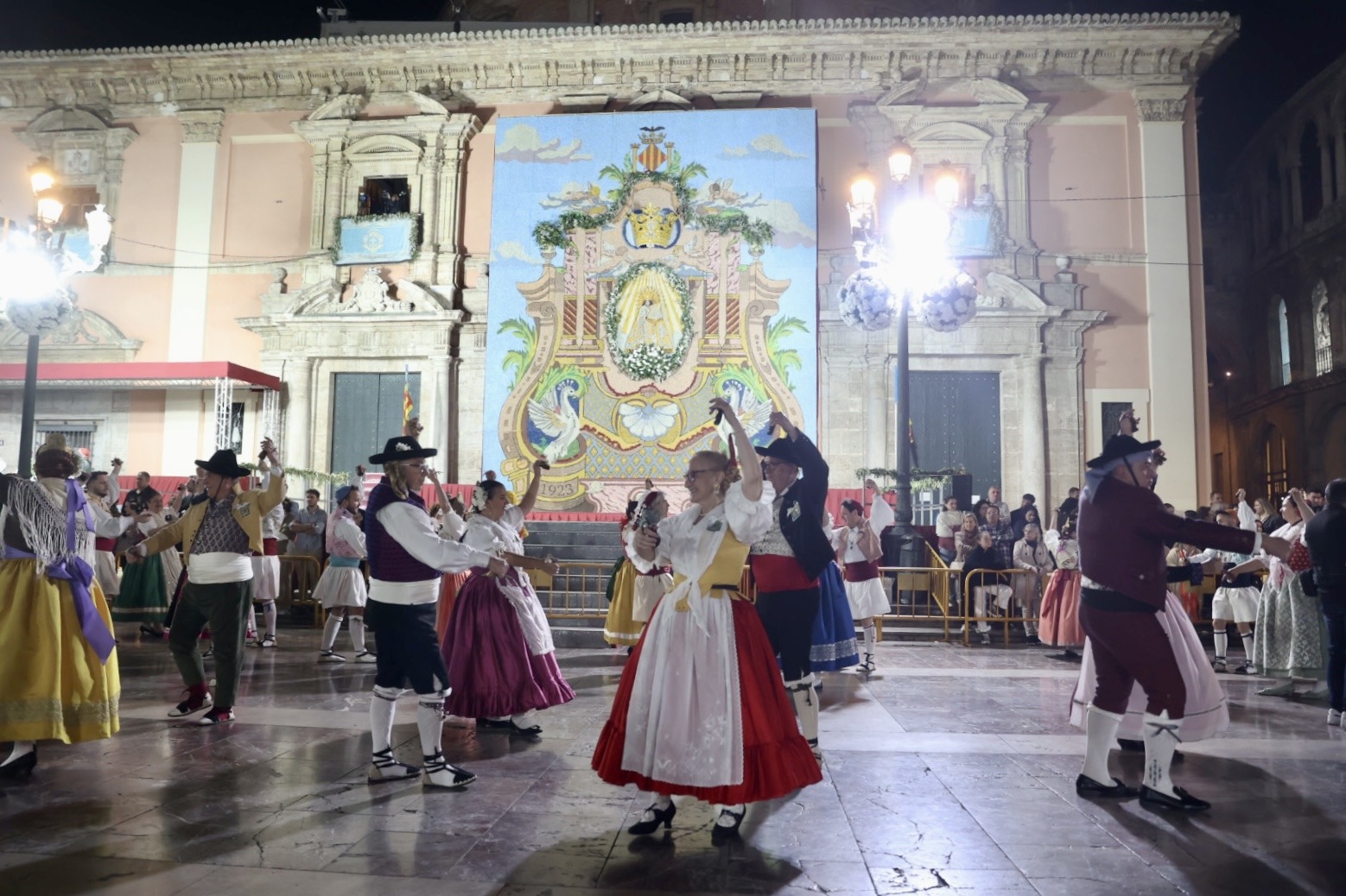 Los grupos de baile de los pueblos y de la ciudad celebran su Dansà