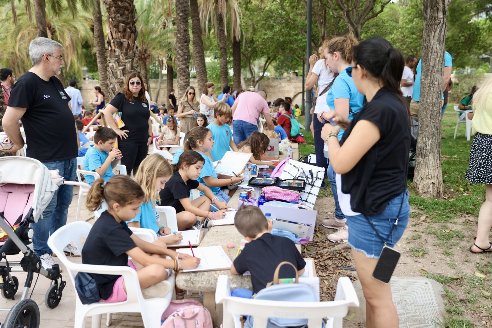 Vora 1.000 xiquetes i xiquets participen en el concurs de dibuix de Junta Central Fallera als jardins del Palau de la Música