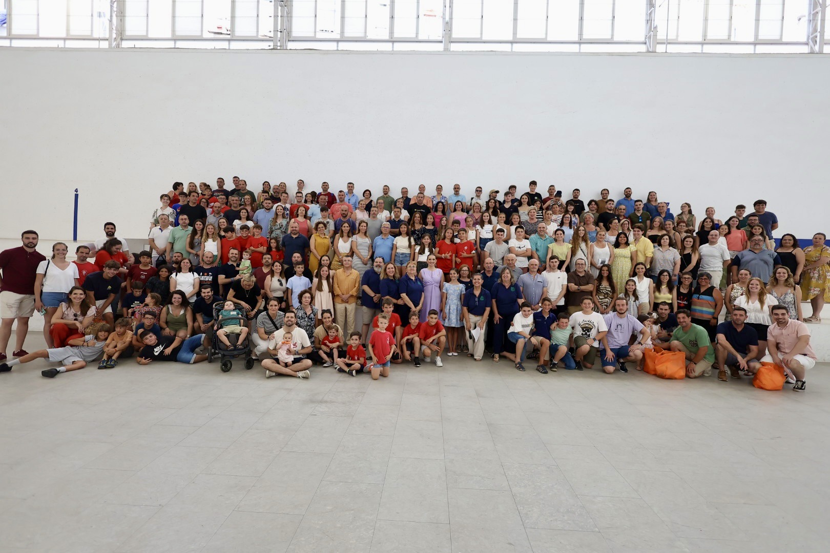 El campionat de pilota valenciana 2023-2024 de Junta Central Fallera calfa motors amb el lliurament de les equipacions