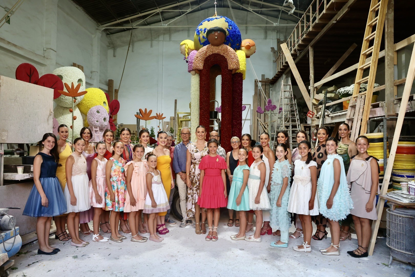 La Cena de la Punxà convierte la Ciudad del Artista Fallero en una gran fiesta junto a los maestros carroceros