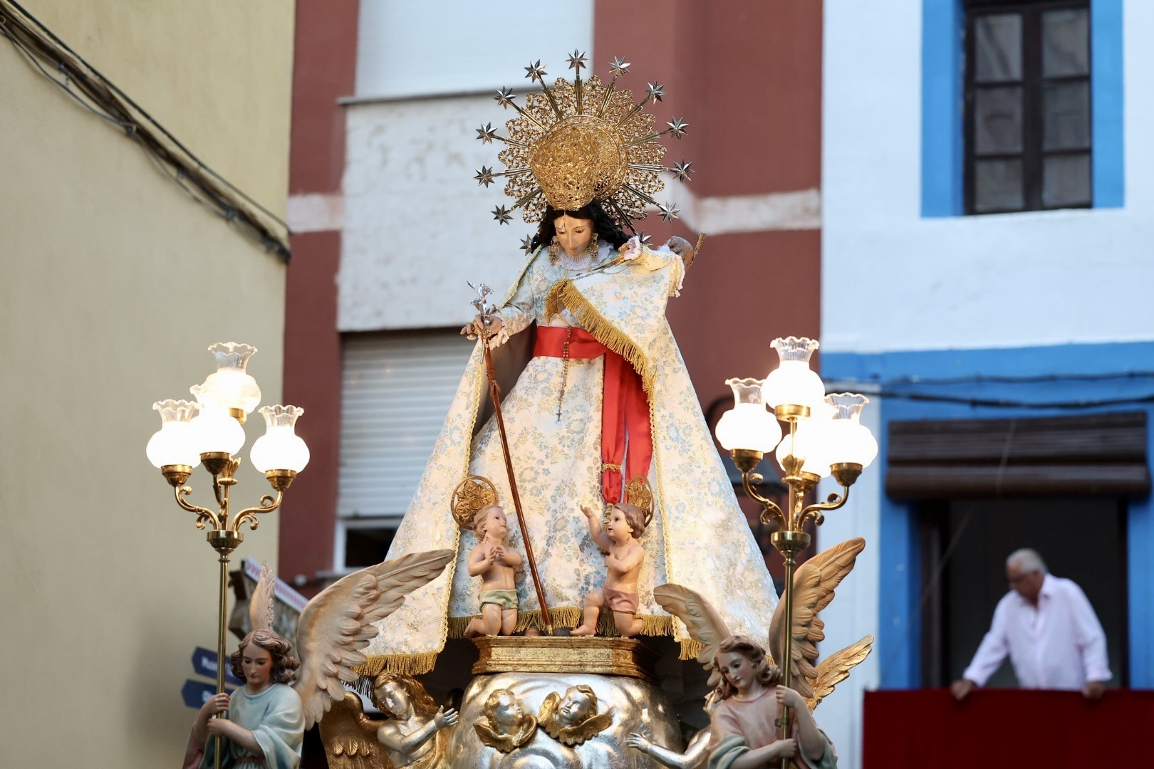 Navajas cierra las celebraciones en honor a la Virgen de los Desamparados con la visita de las Falleras Mayores de Valencia