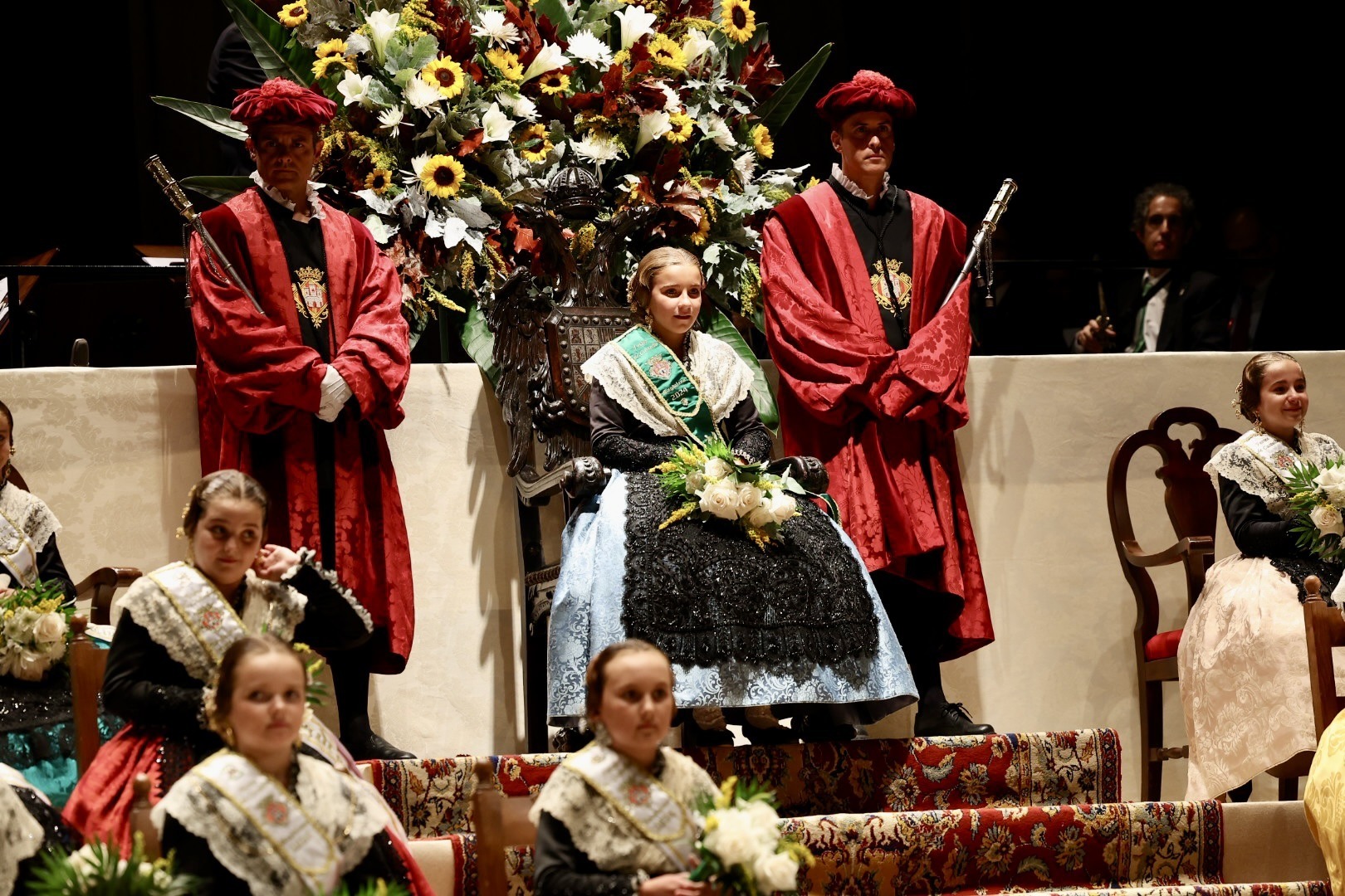 Vega Torrejón recibe la banda verde como Reina Infantil de las Fiestas de Castellón