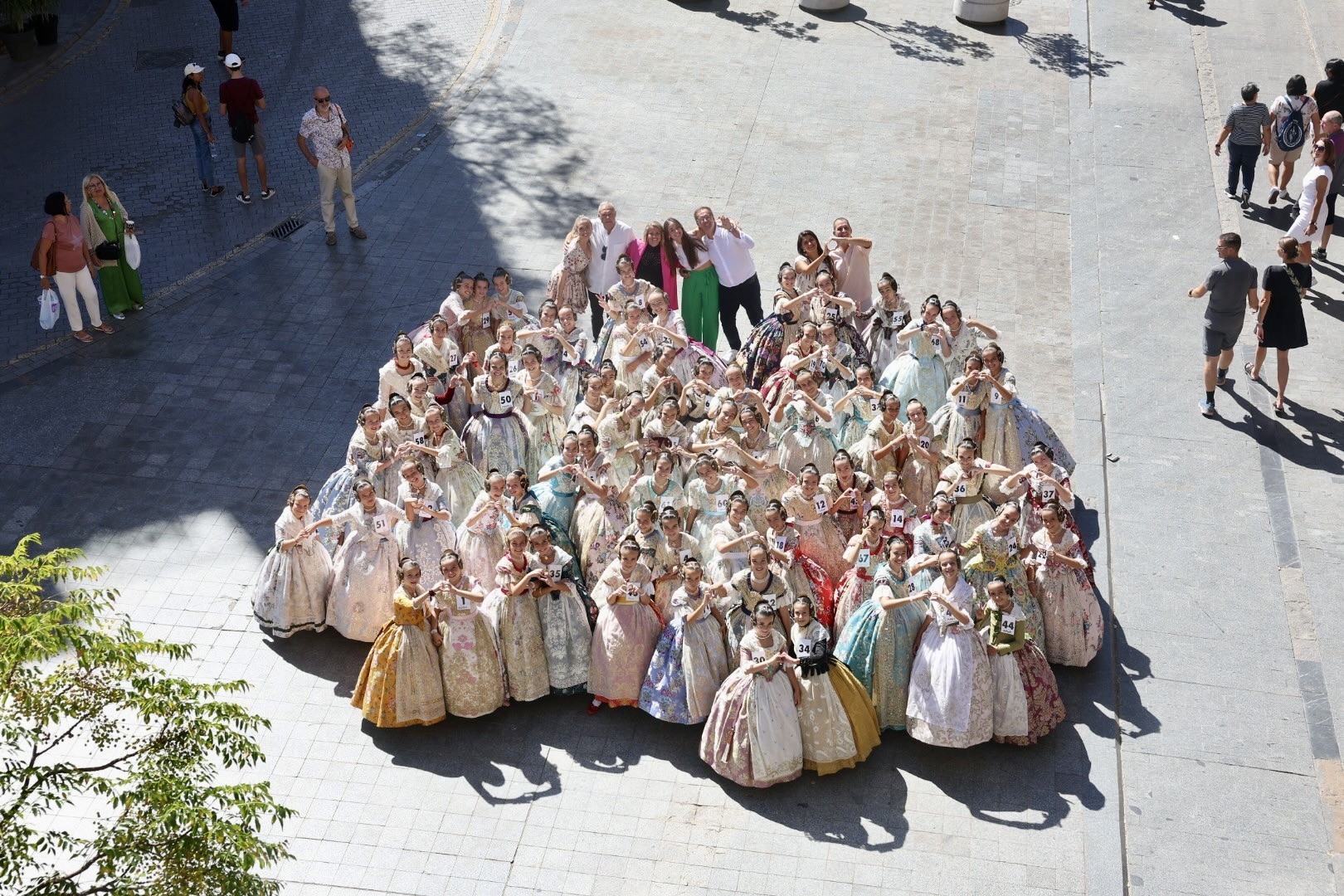 Les candidates a Fallera Major Infantil de València 2024 visiten el centre històric