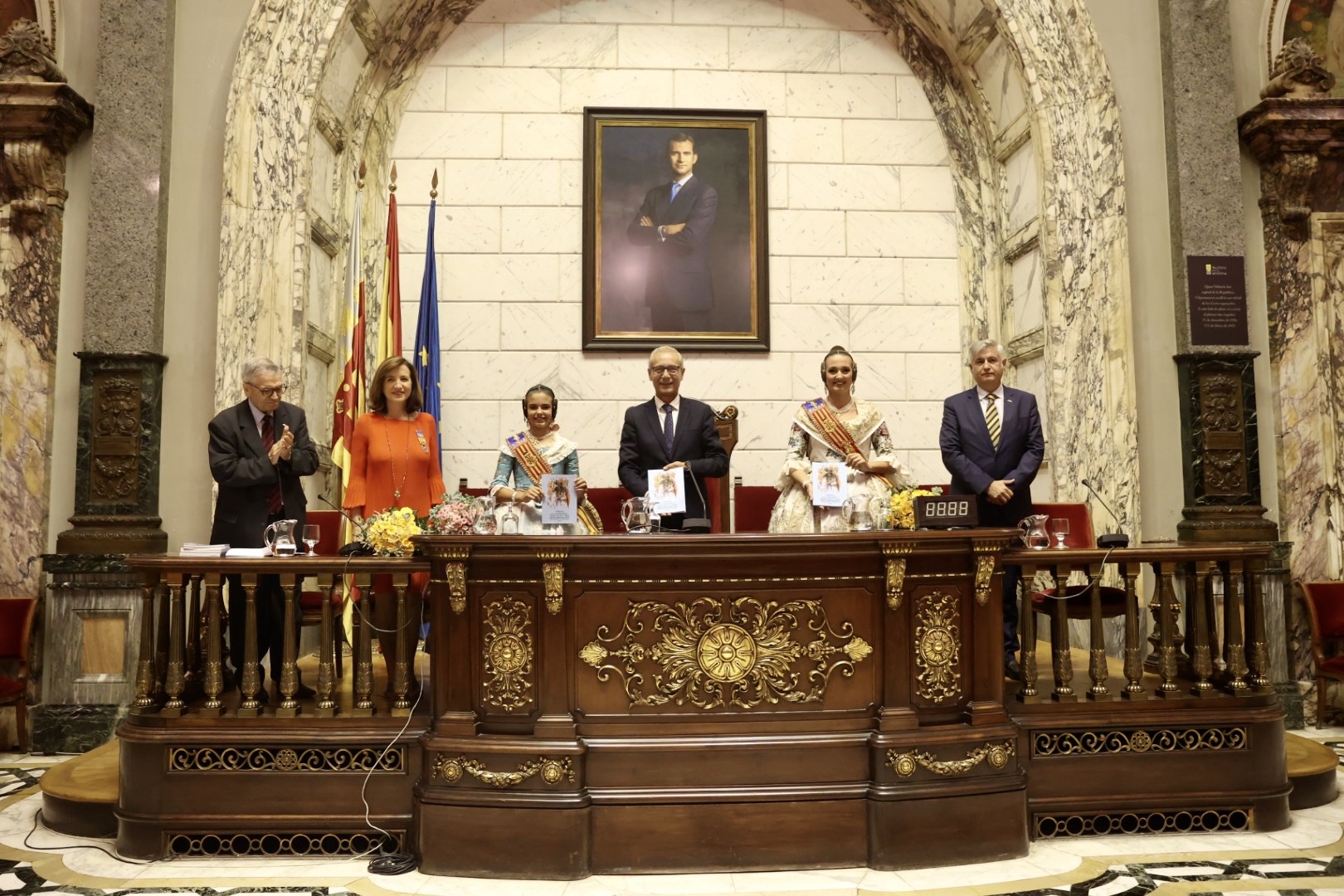 El hemiciclo del Ayuntamiento de Valencia acoge la entrega de los premios de las Cruces de Mayo