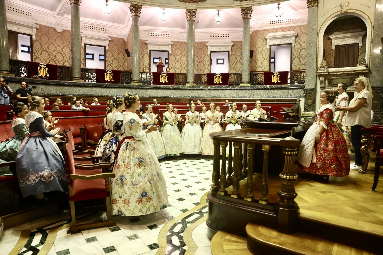 Las candidatas a FFMMV 2024 ensayan en el Ayuntamiento de Valencia antes de la proclamación