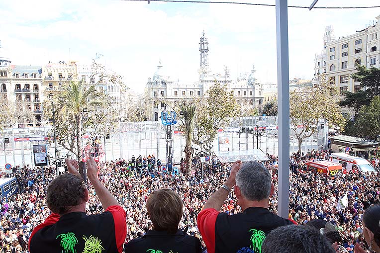 La Plaza del Ayuntamiento aplaude a Pirotècnia Zarzoso