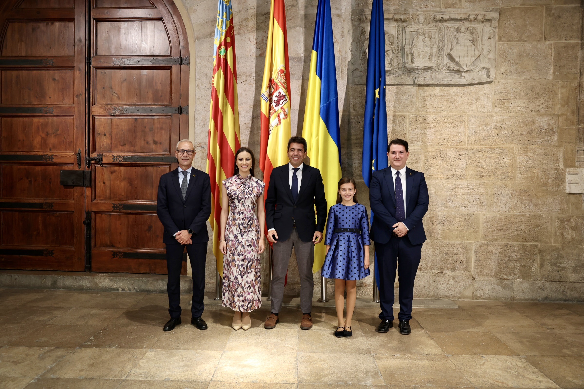 El president de la Generalitat, Carlos Mazón, rep a les Falleres Majors de València