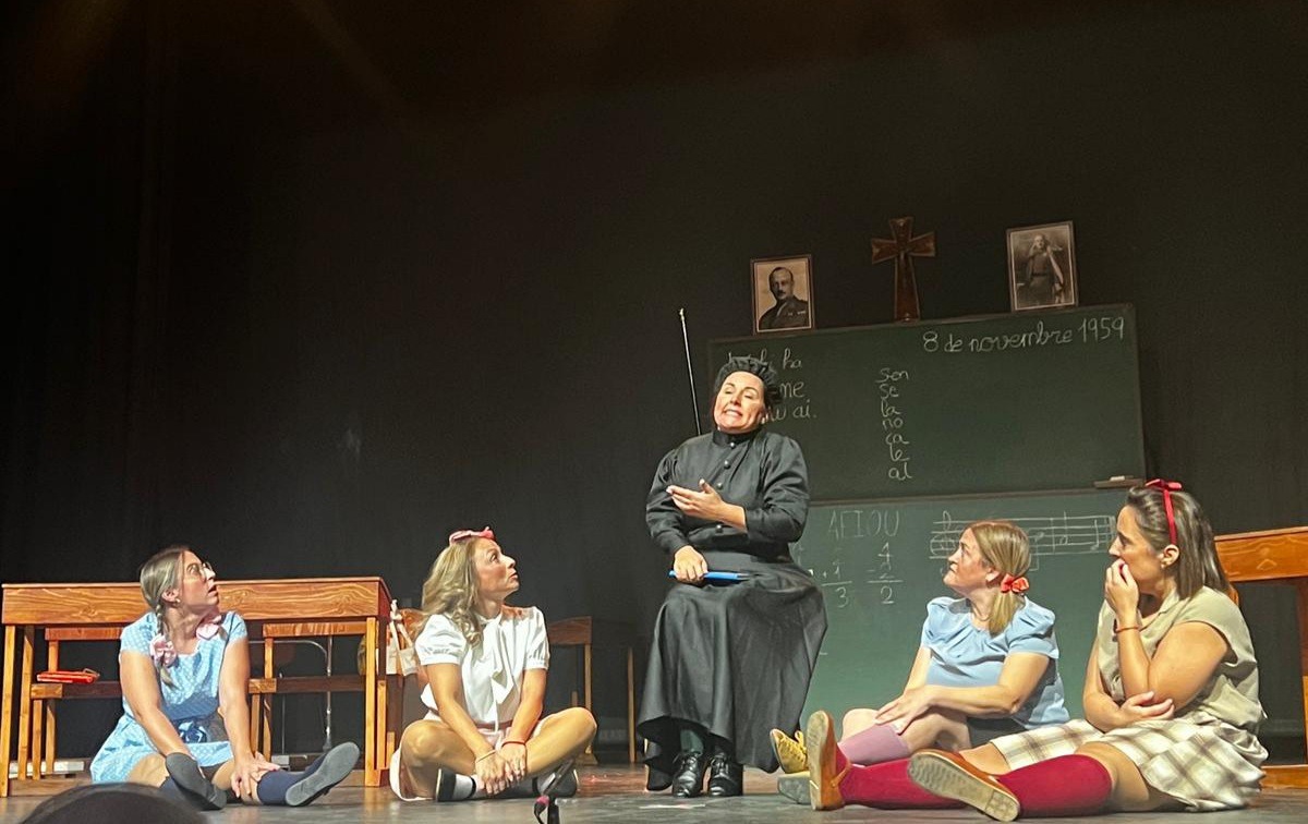 TEATRE FALLER – Periodista Gil Sumbiela-Azucena y su versión de ‘El florit pensil Xiquetes’