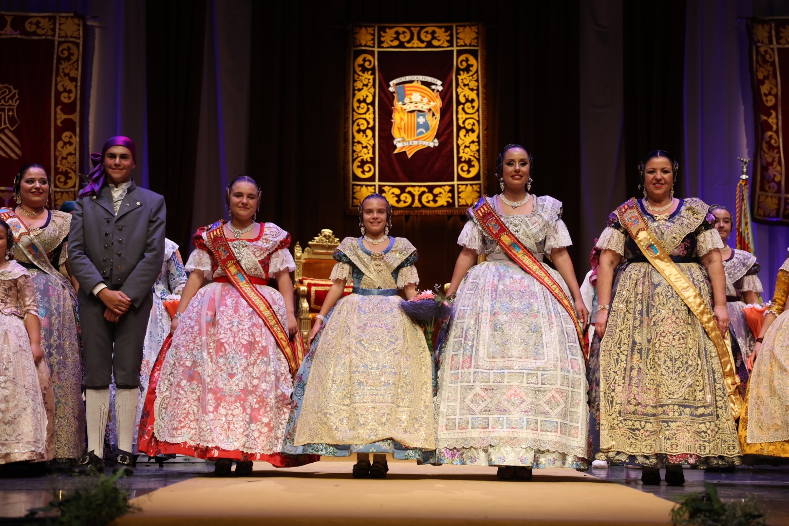 Ribarroja de Turia exalta a sus Falleras Mayores Beatriz y Marta