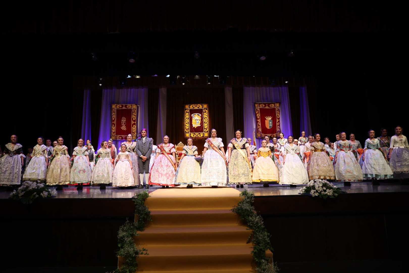 Riba-roja de Turia exalta a sus Falleras Mayores, Beatriz y Marta