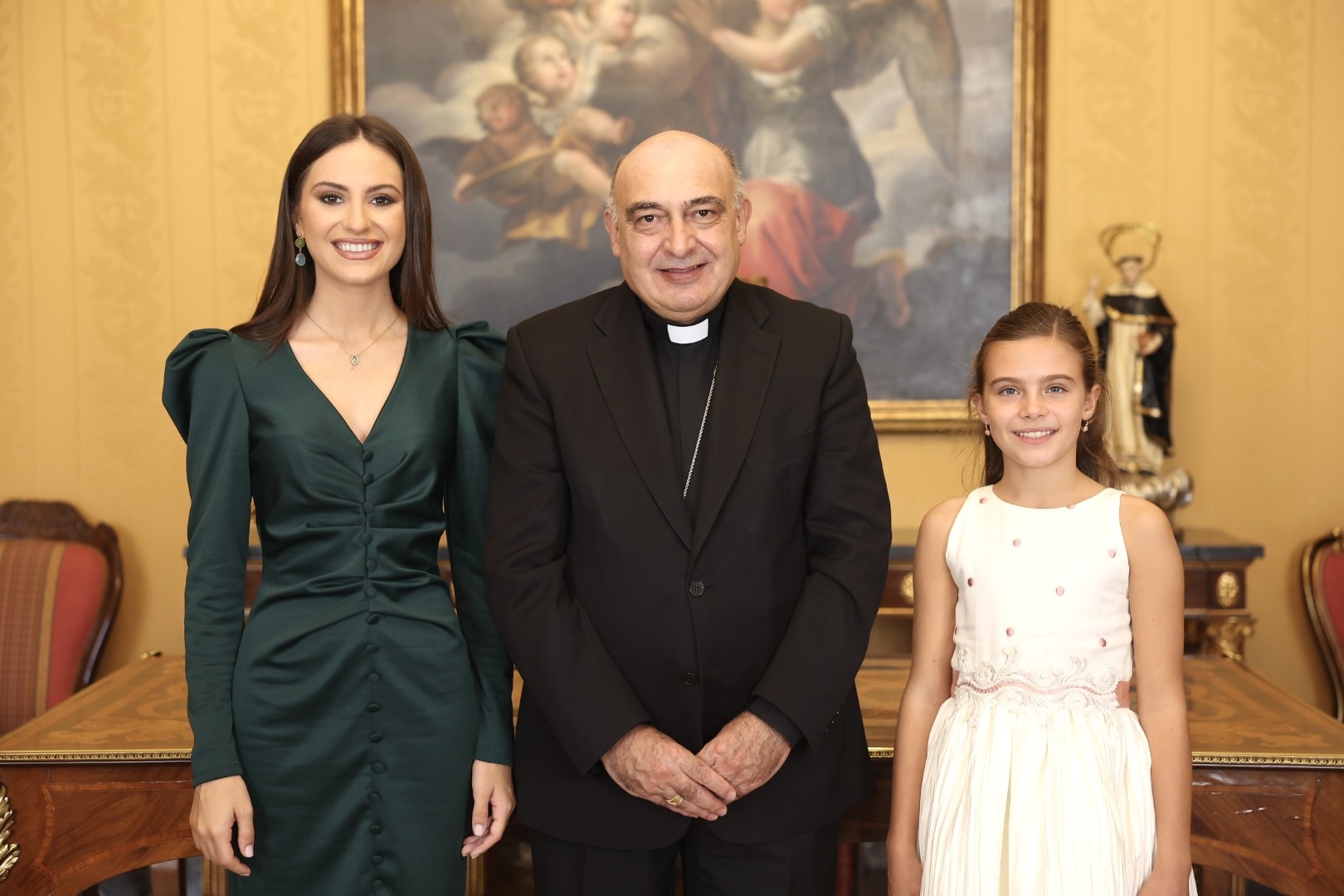 L’Arquebisbe rep la visita de les Falleres Majors de València al Palau Arquebisbal