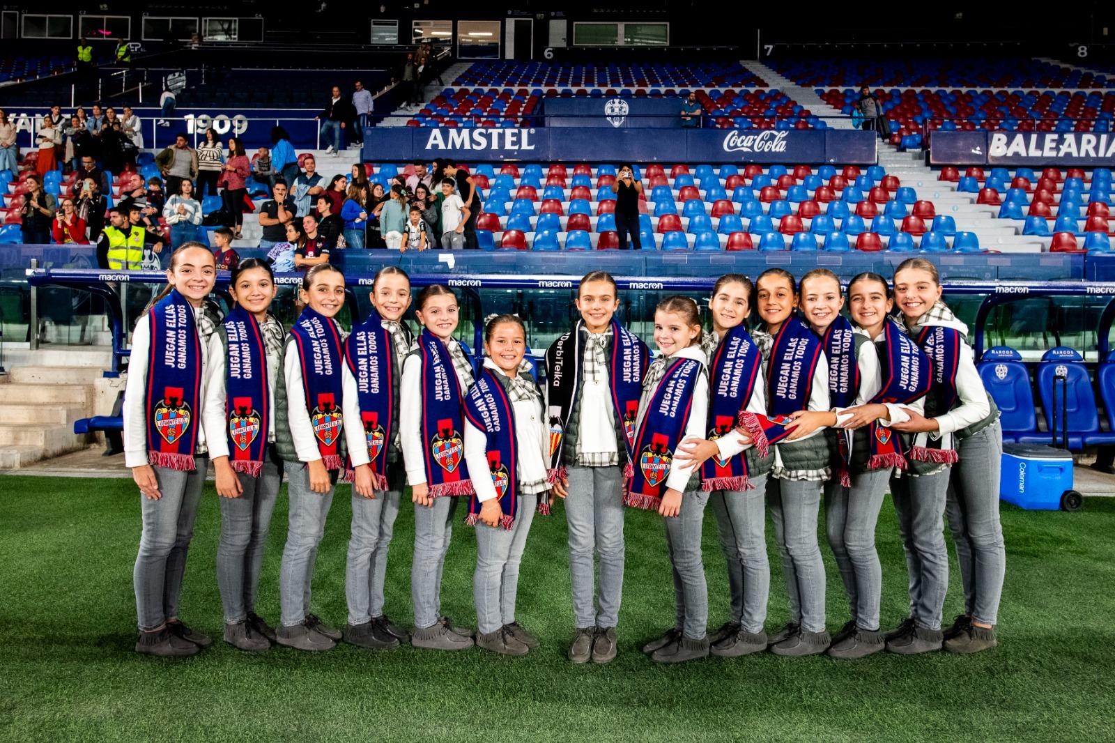 Marina i la seua Cort d’Honor convidades de luxe al derbi de futbol femení de la ciutat