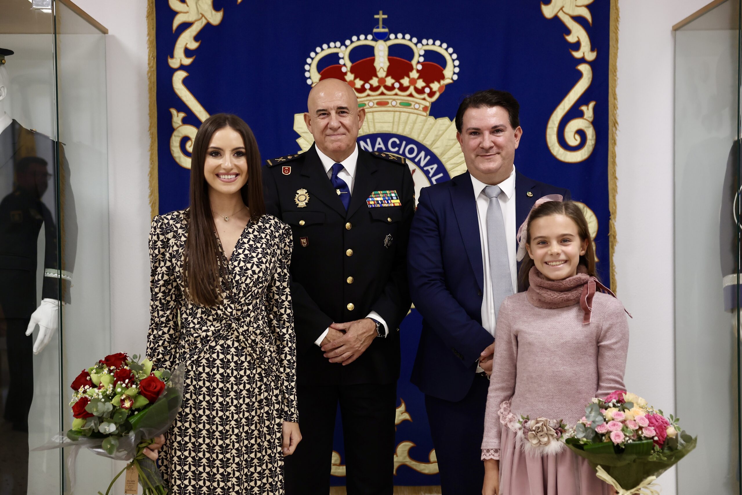 La Jefatura Superior de Policia recibe la visita de las Falleras Mayores de Valencia