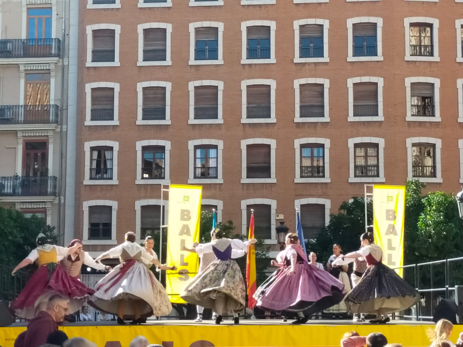 La Plaça del Patriarca acull una nova jornada de Balls al Carrer