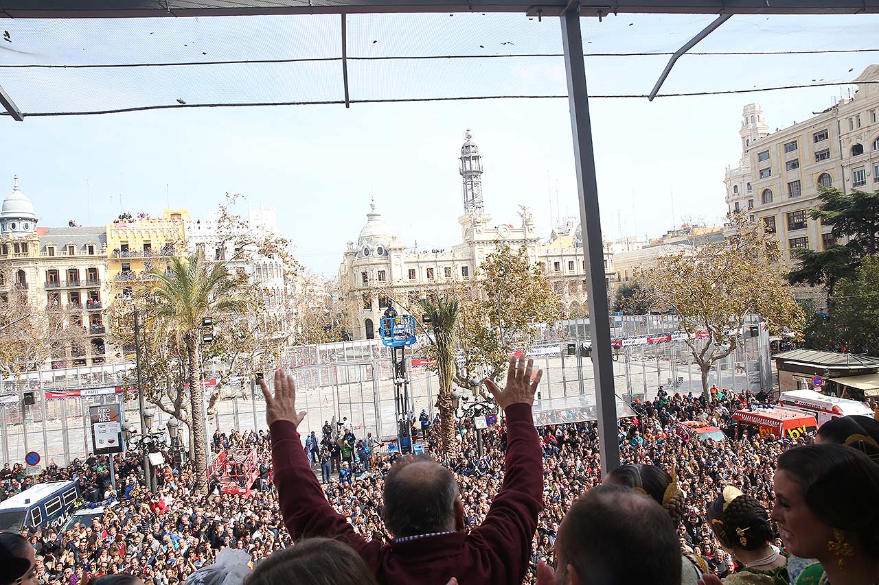 La Plaza del Ayuntamiento a los pies de Pirotecnia Hermanos Caballer.