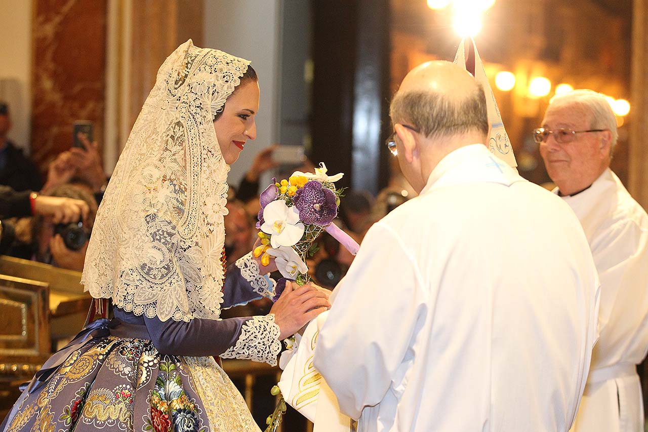 Alicia ofrenda sus flores a la Virgen