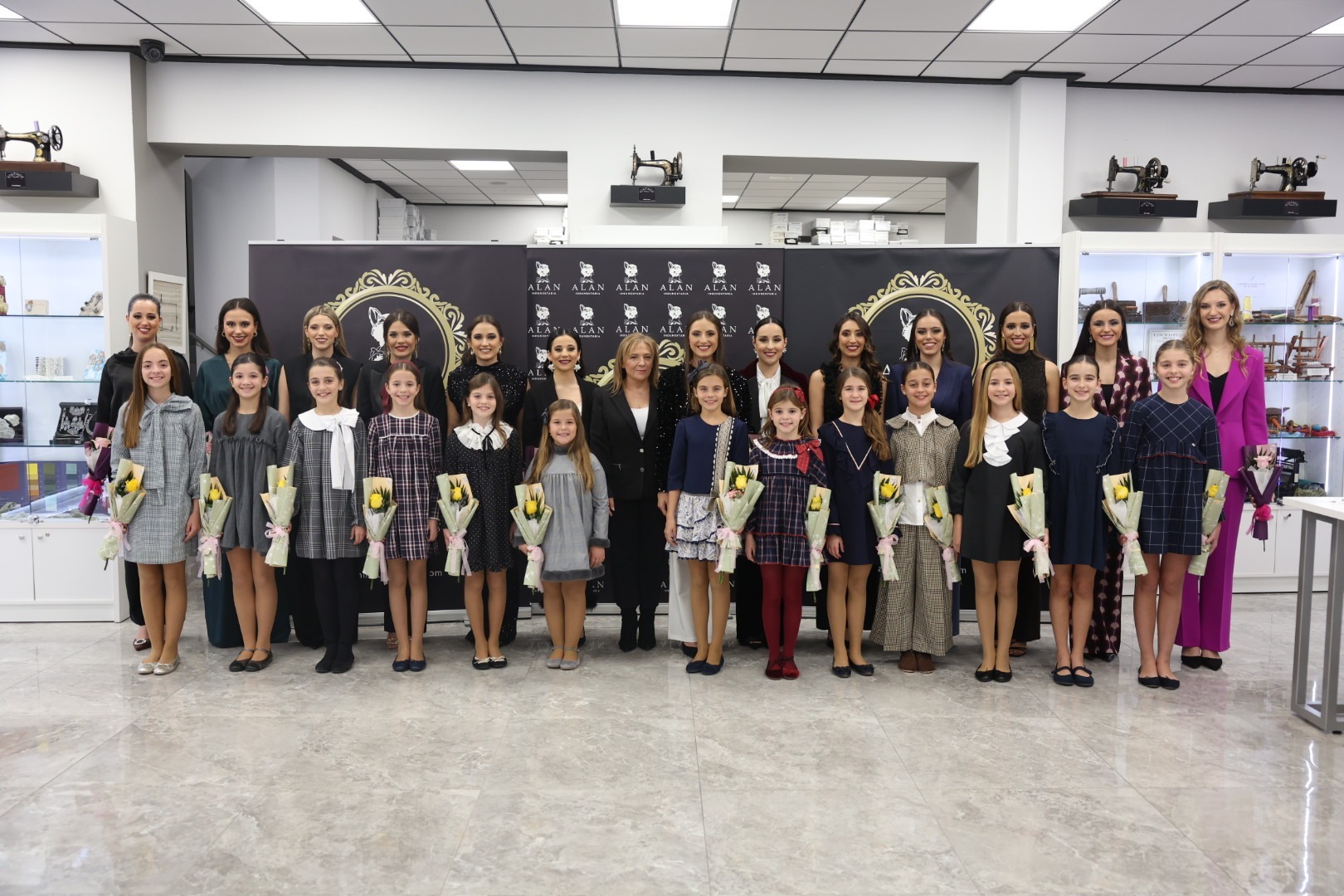 Alan Indumentaria presenta las peinetas oficiales de las Falleras Mayores de Valencia y sus Cortes de Honor