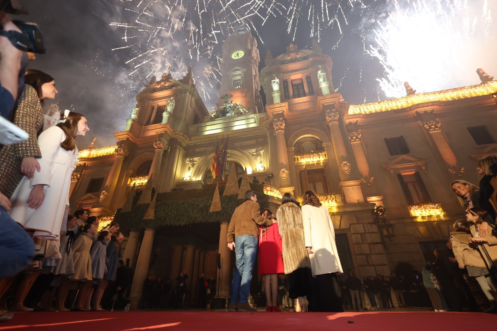 La magia navideña ilumina Valencia de la mano de las Falleras Mayores