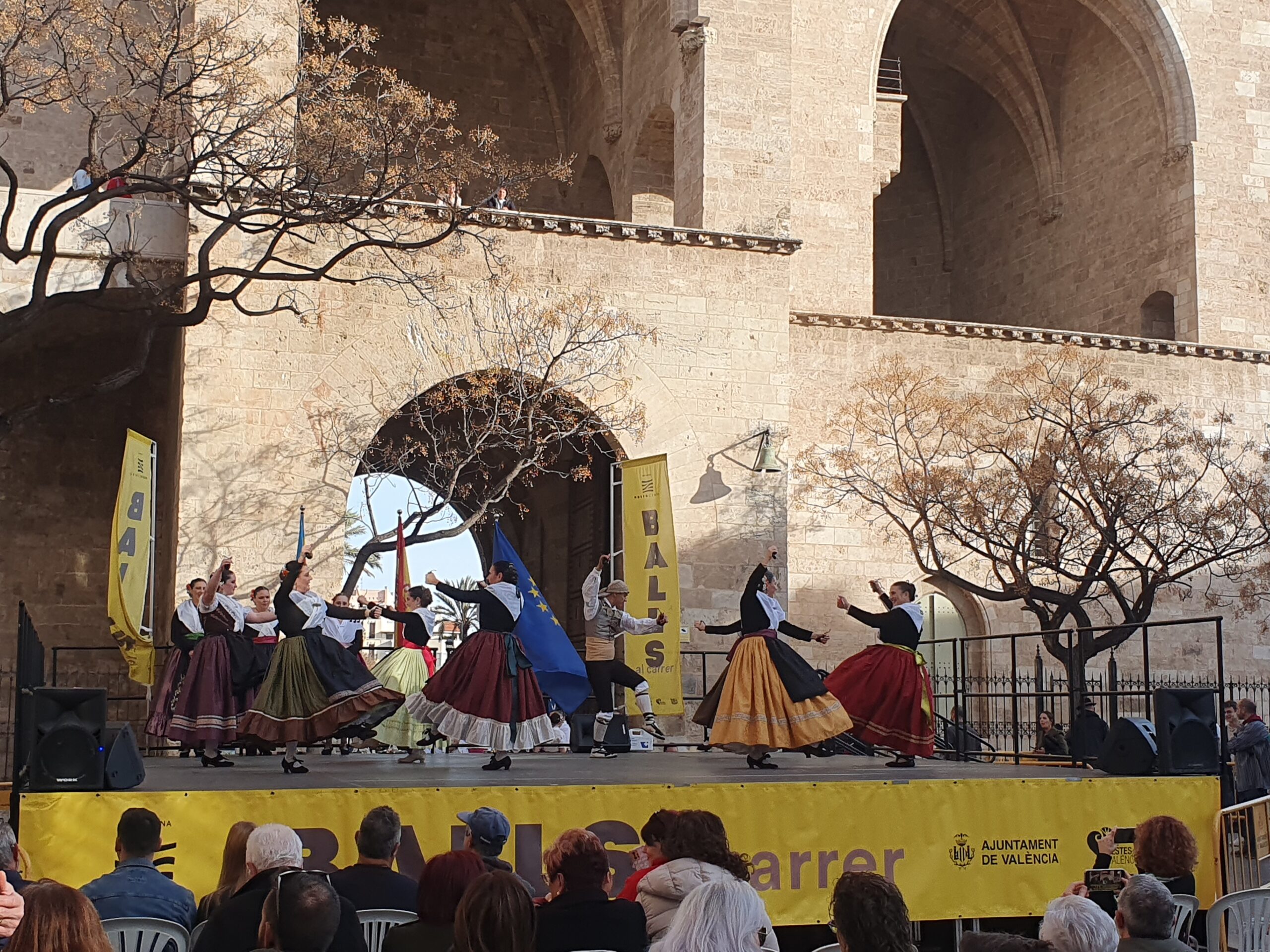 Un nuevo domingo de música i bailes en los Balls al Carrer