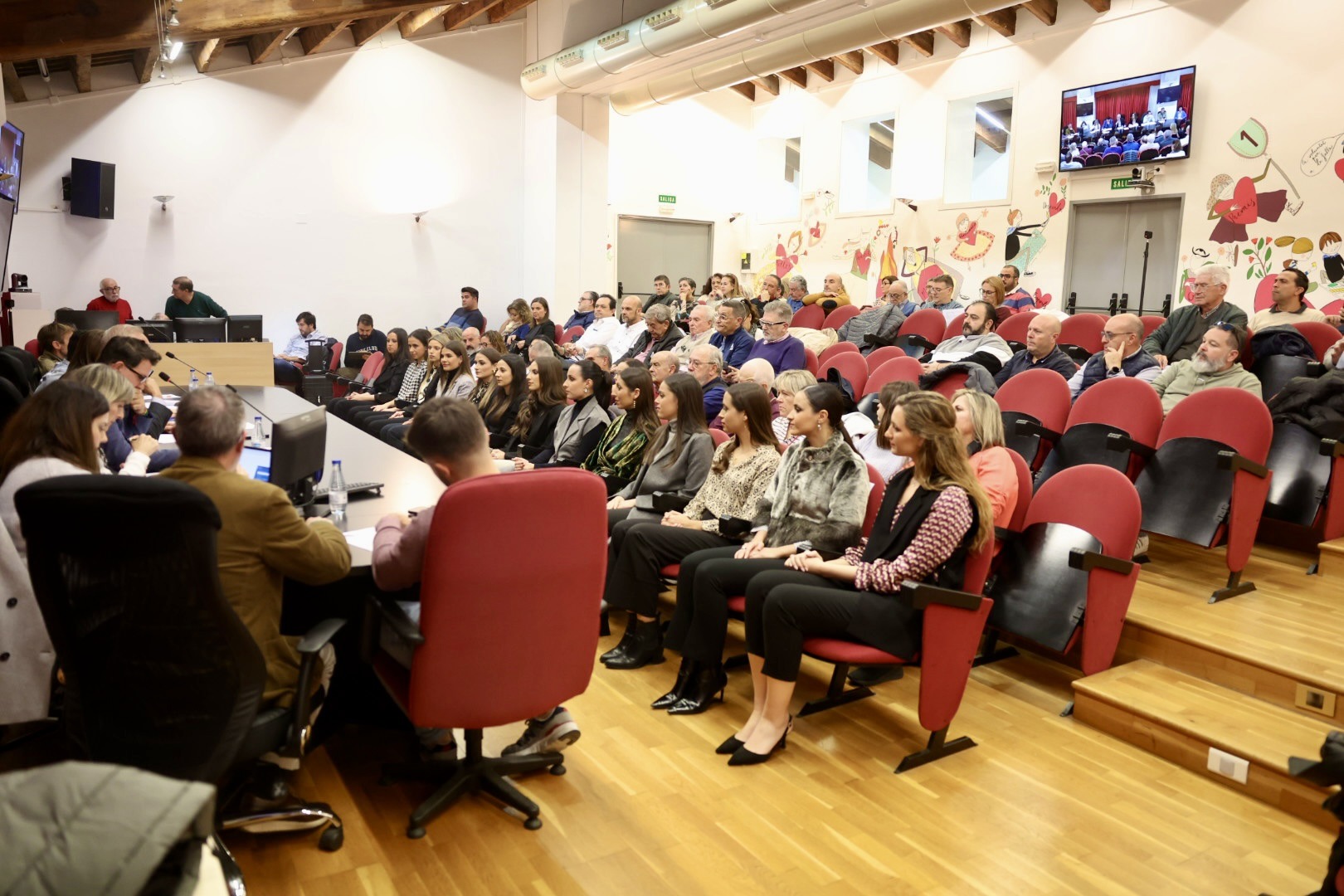 El Pleno de Junta Central Fallera cuenta con la presencia de la Fallera Mayor de Valencia y su Corte de Honor