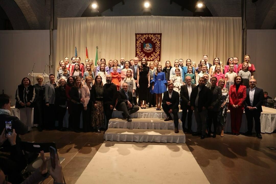 La Gala de la Indumentaria homenajea a los indumentaristas oficiales de las Falleras Mayores de Valencia y sus Cortes de Honor