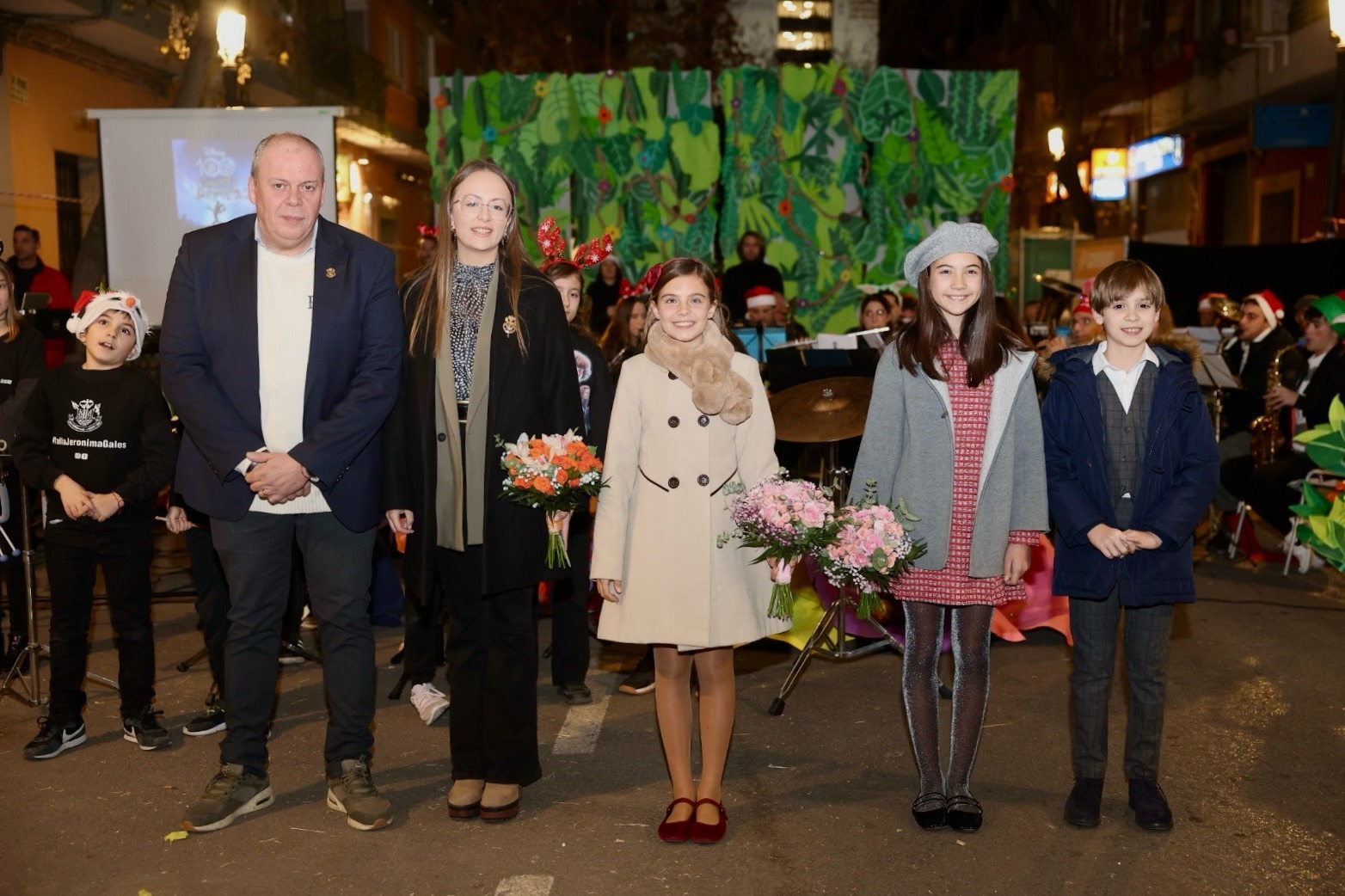 La Navidad se celebra con música y ambiente infantil en la falla Jerónima Galés