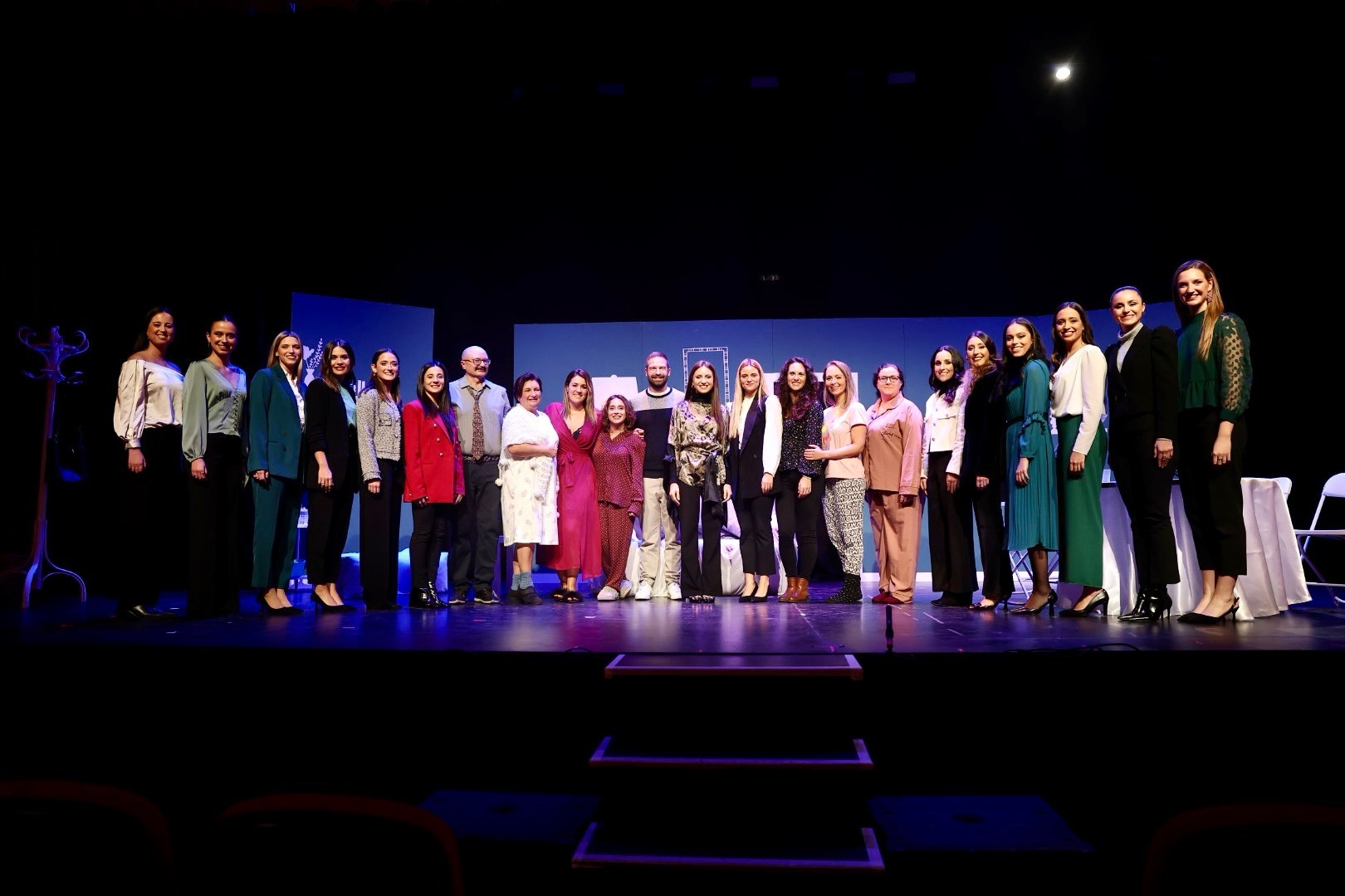 El Teatre Faller recibe la visita de María Estela y su Corte de Honor