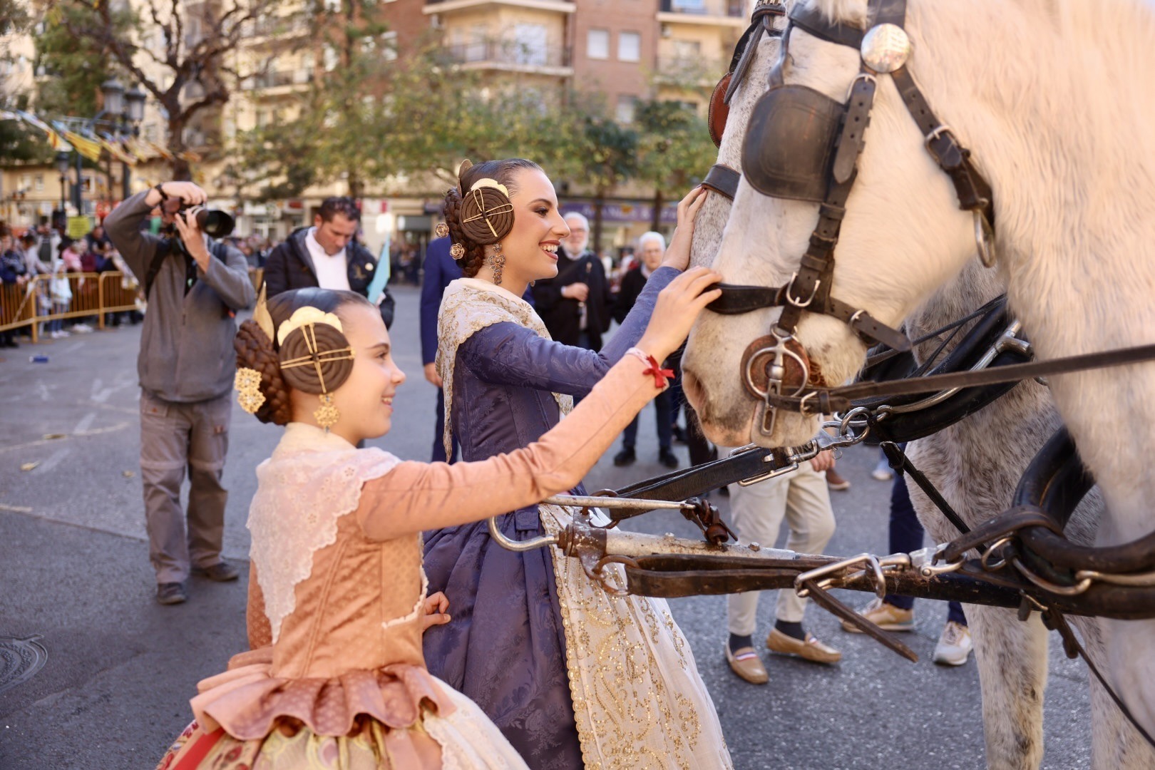 MªEstela y Marina participan en la festividad de San Antonio Abad con el tradicional desfile y bendición de animales