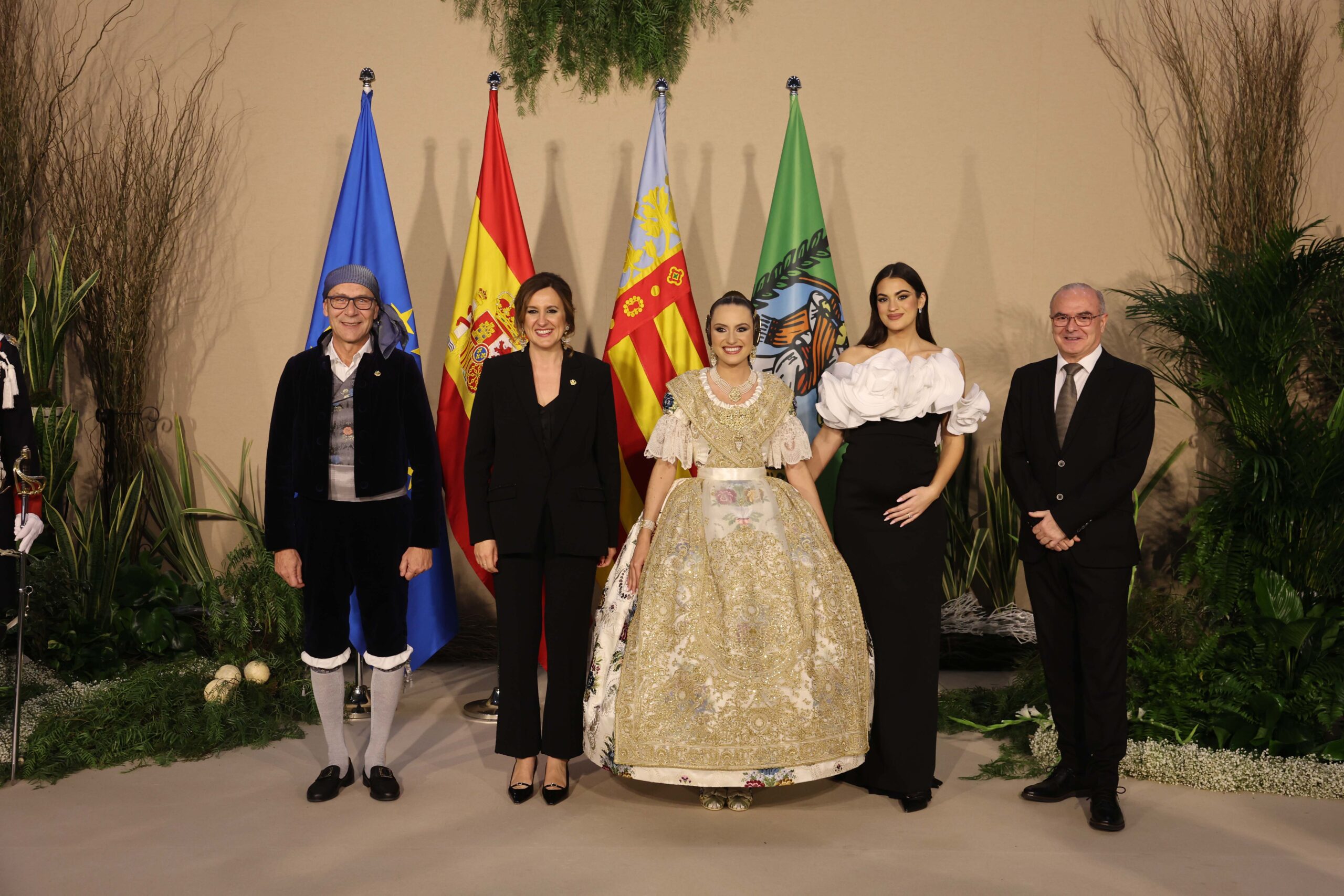 Mª Estela i la seua Cort arriben al Palau