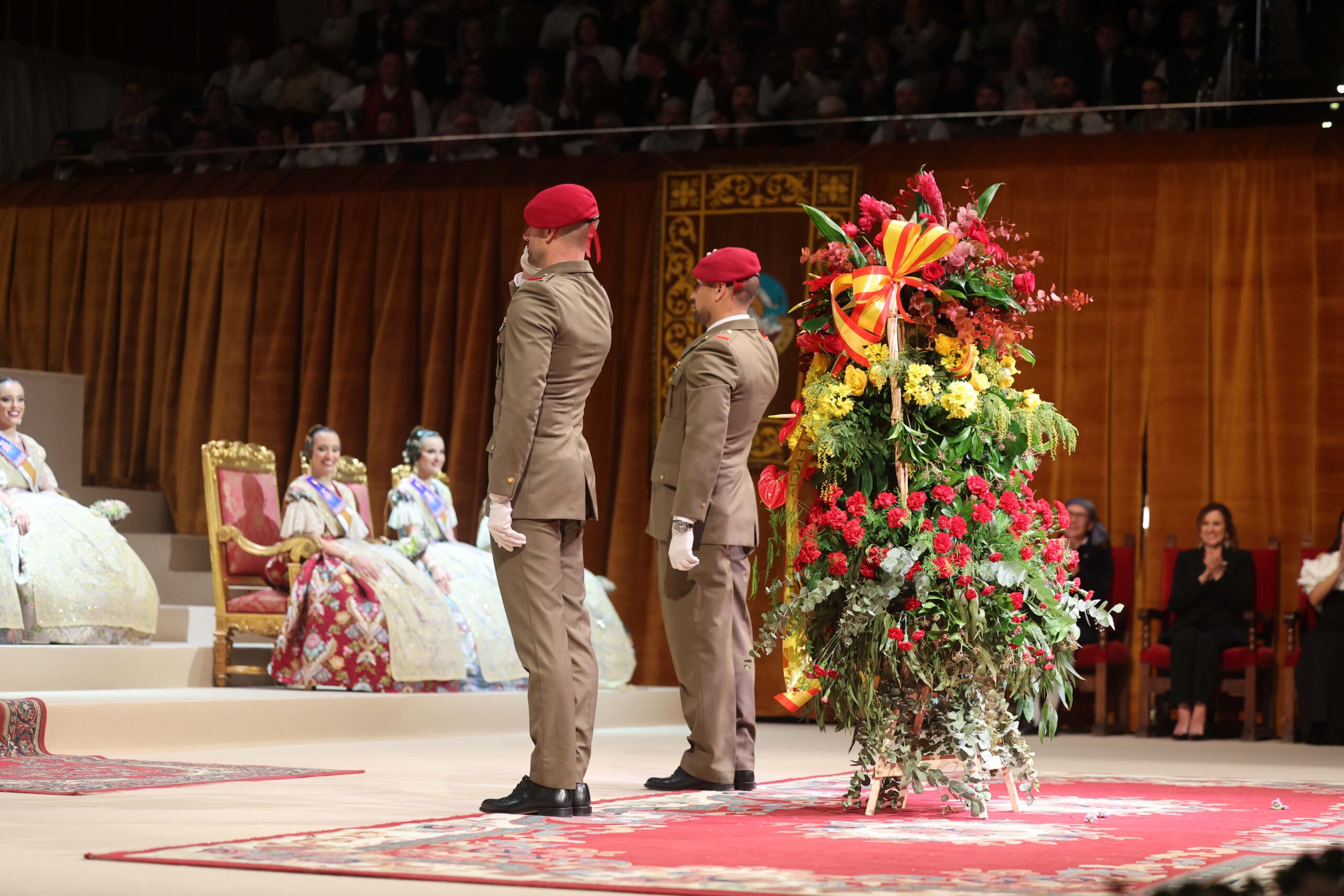 El escenario del Palau de la Música, abarrotado de flores en honor a la Fallera Mayor de Valencia, Estela Arlandis Ferrando.