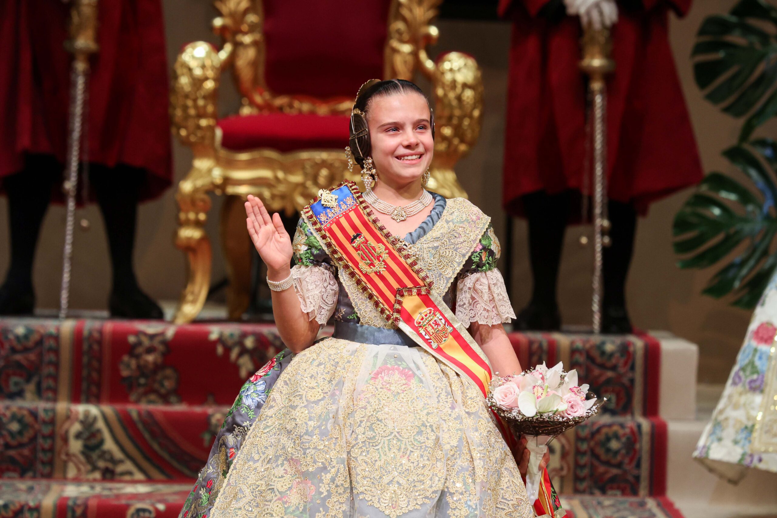 Marina García recibe su banda como Fallera Mayor Infantil de Valencia