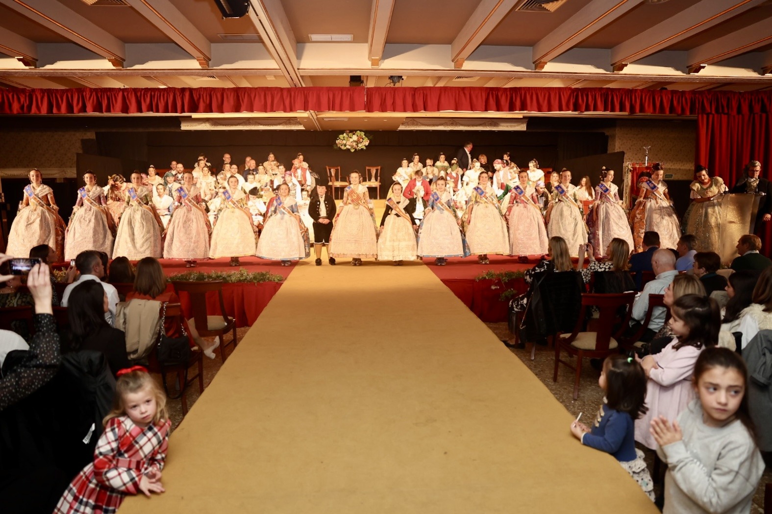 Marina Garcia acompanya a la falla Castellar en el seu 50 aniversari