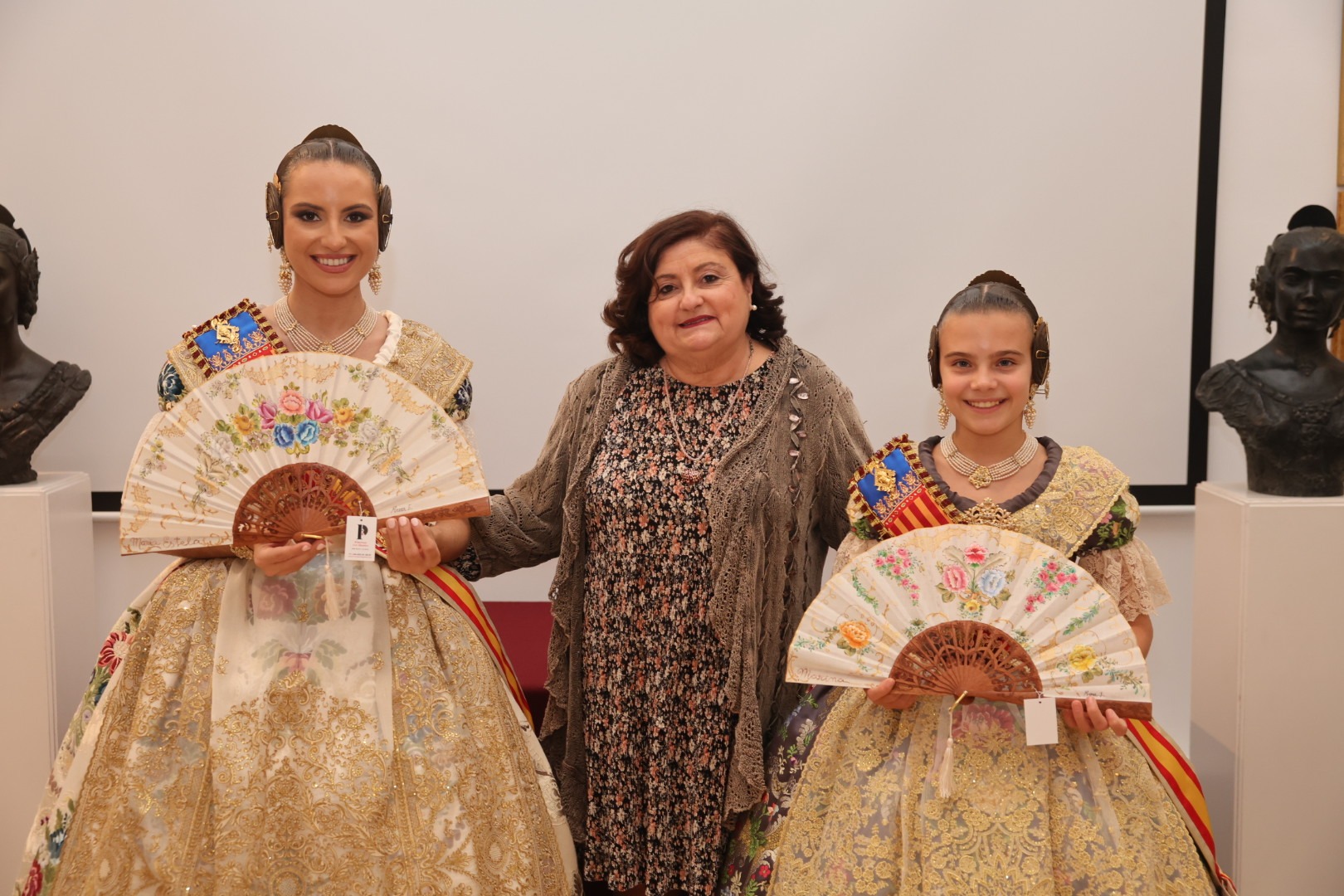 Entrega de los abanicos oficiales en el Salón Falleras Mayores de Valencia