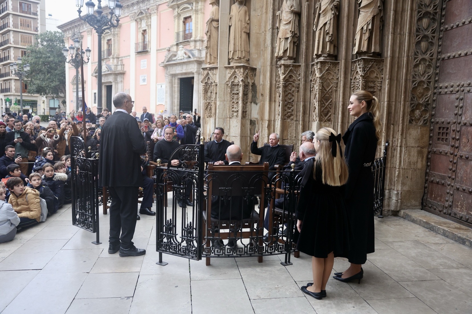 Las Falleras Mayores de Valencia visitan el Tribunal de las Aguas