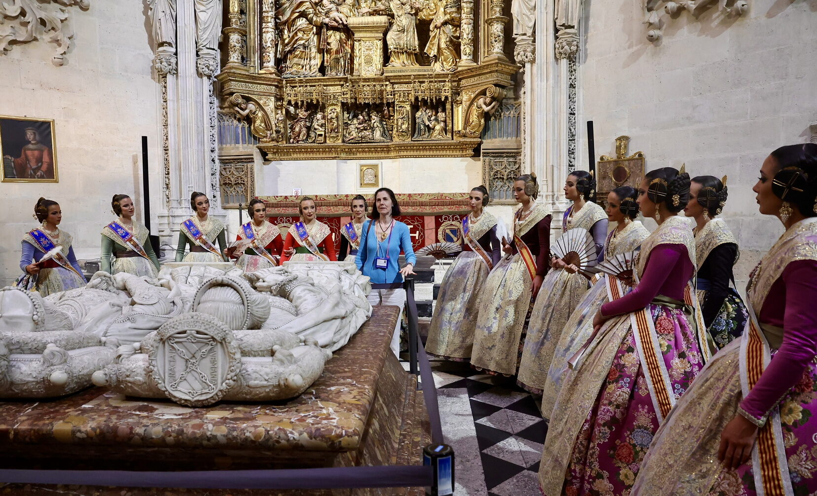Visita de la FMV y su Corte de Honor a la Catedral de Burgos