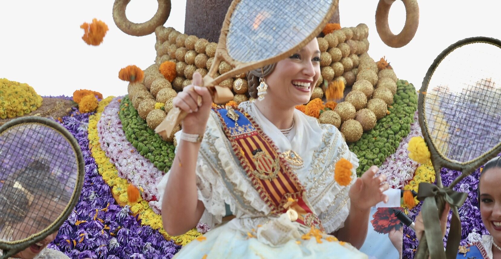 La Batalla de Flores llena la Alameda de Valencia de tradición y color
