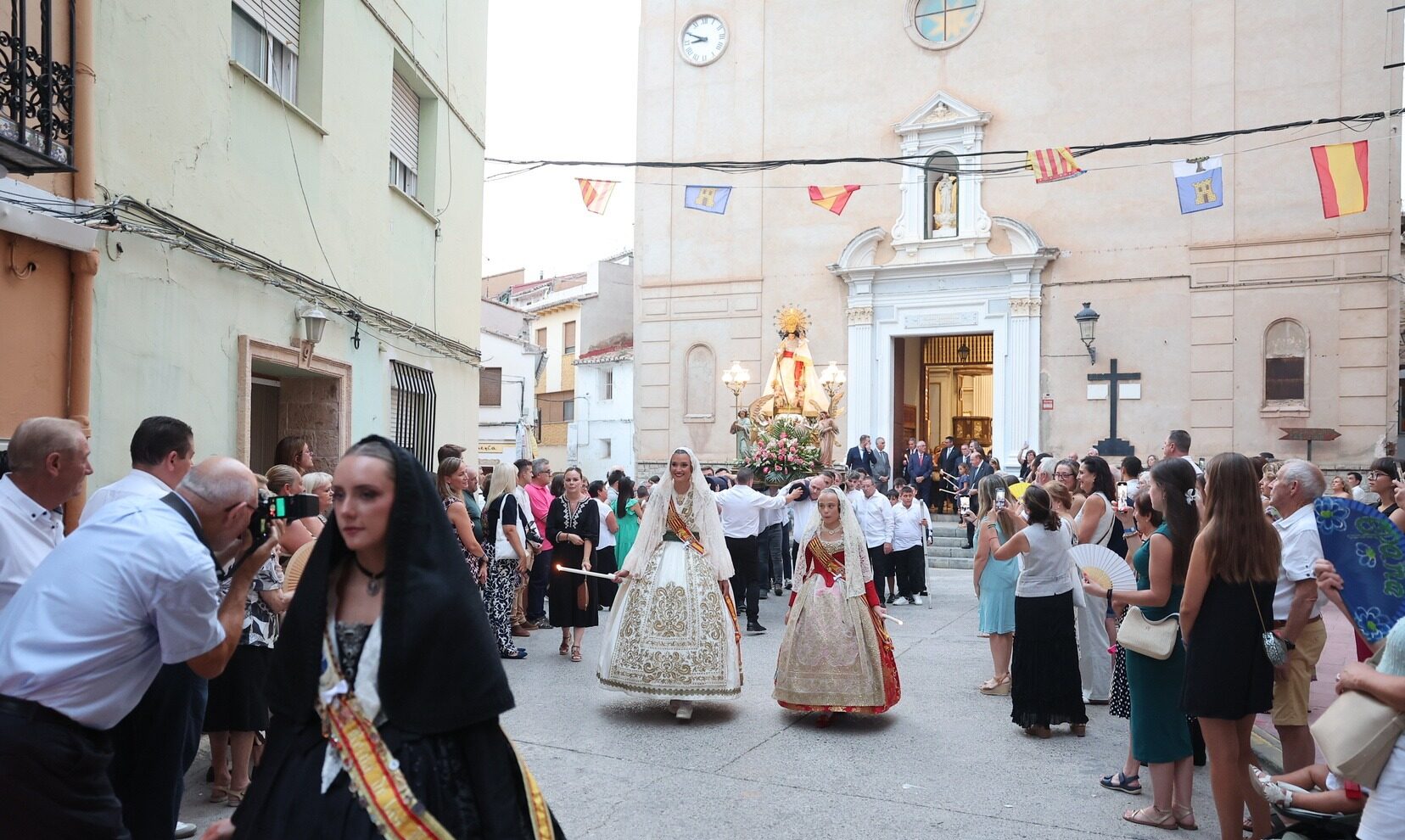 Navajas rep la visita de les Falleres Majors de València
